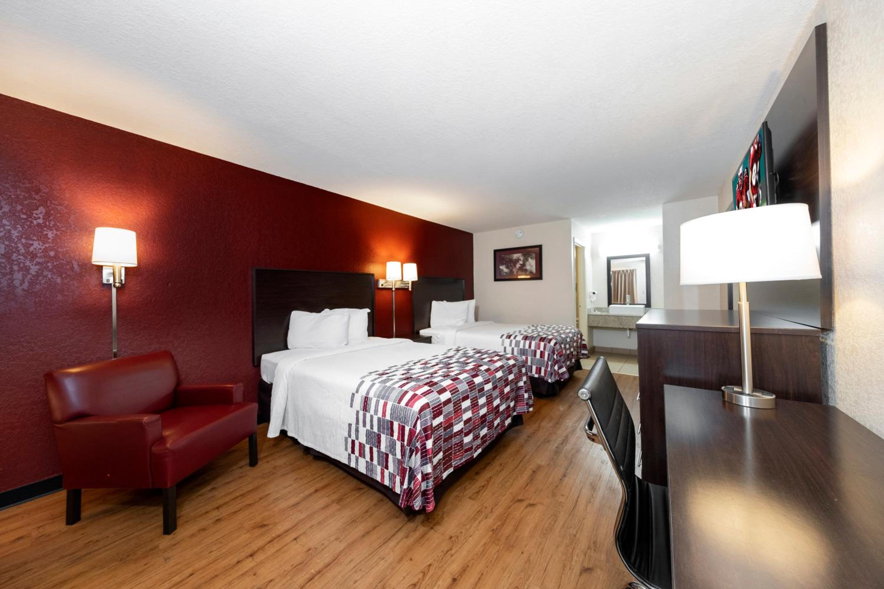 Deluxe Room with Two Double Beds Smoking - Photo 1