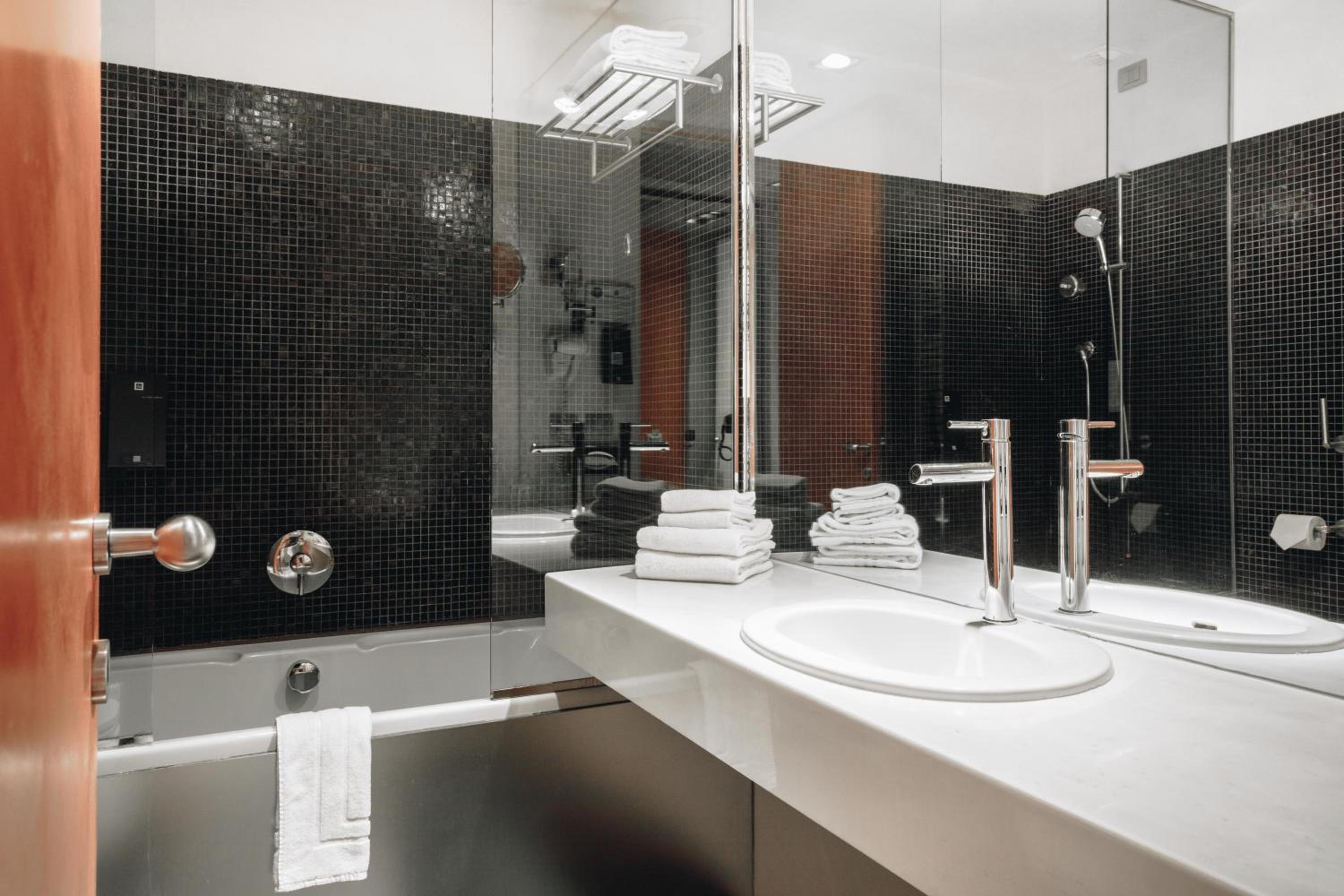 Standard Double or Twin Room - Photo 4