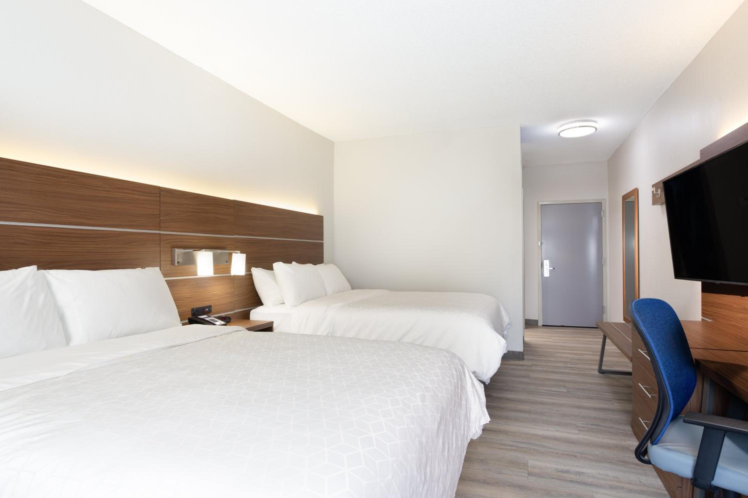 Standard Queen Room with Two Queen Beds - Photo 4