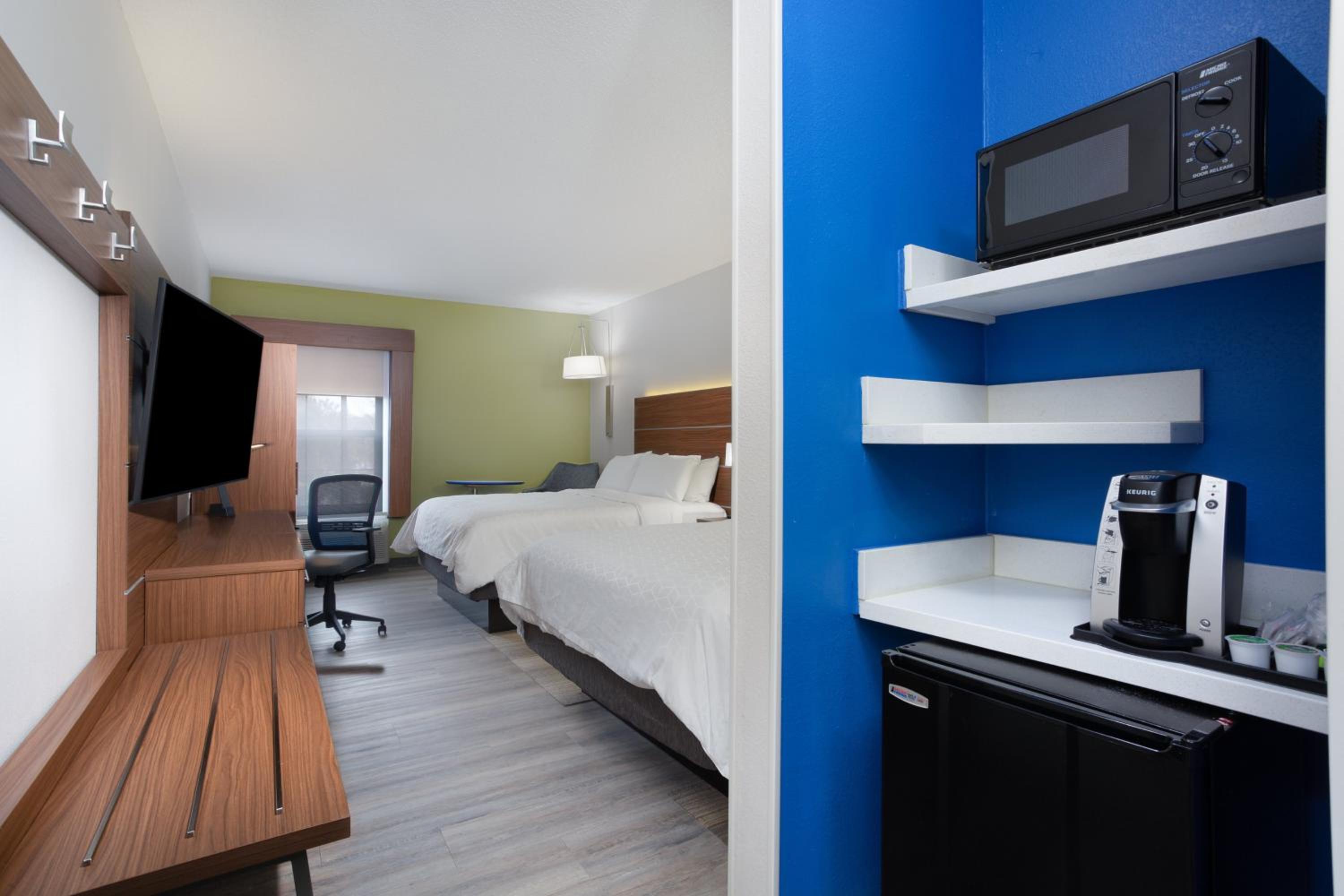 Standard Queen Room with Two Queen Beds - Photo 5