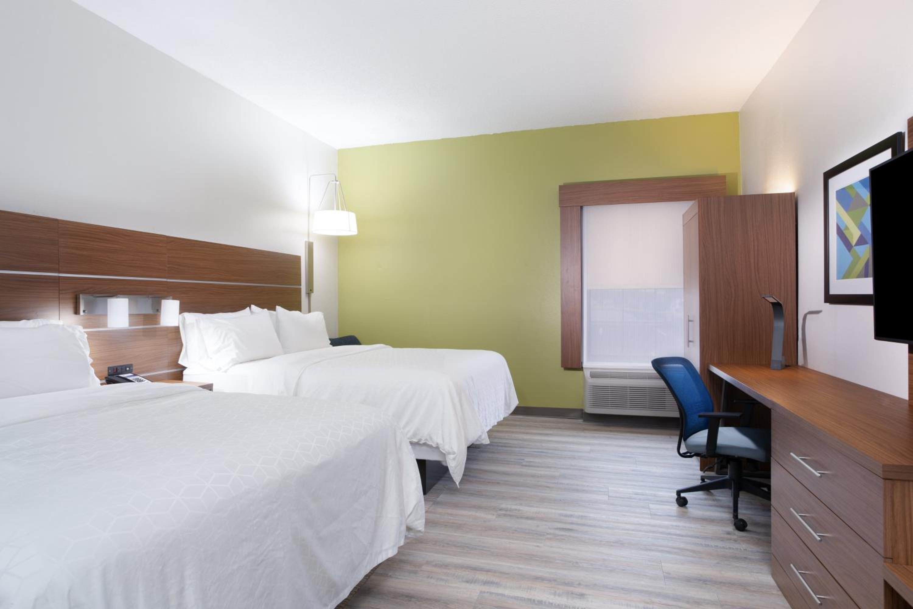 Standard Queen Room with Two Queen Beds - Communications Accessible - Photo 5