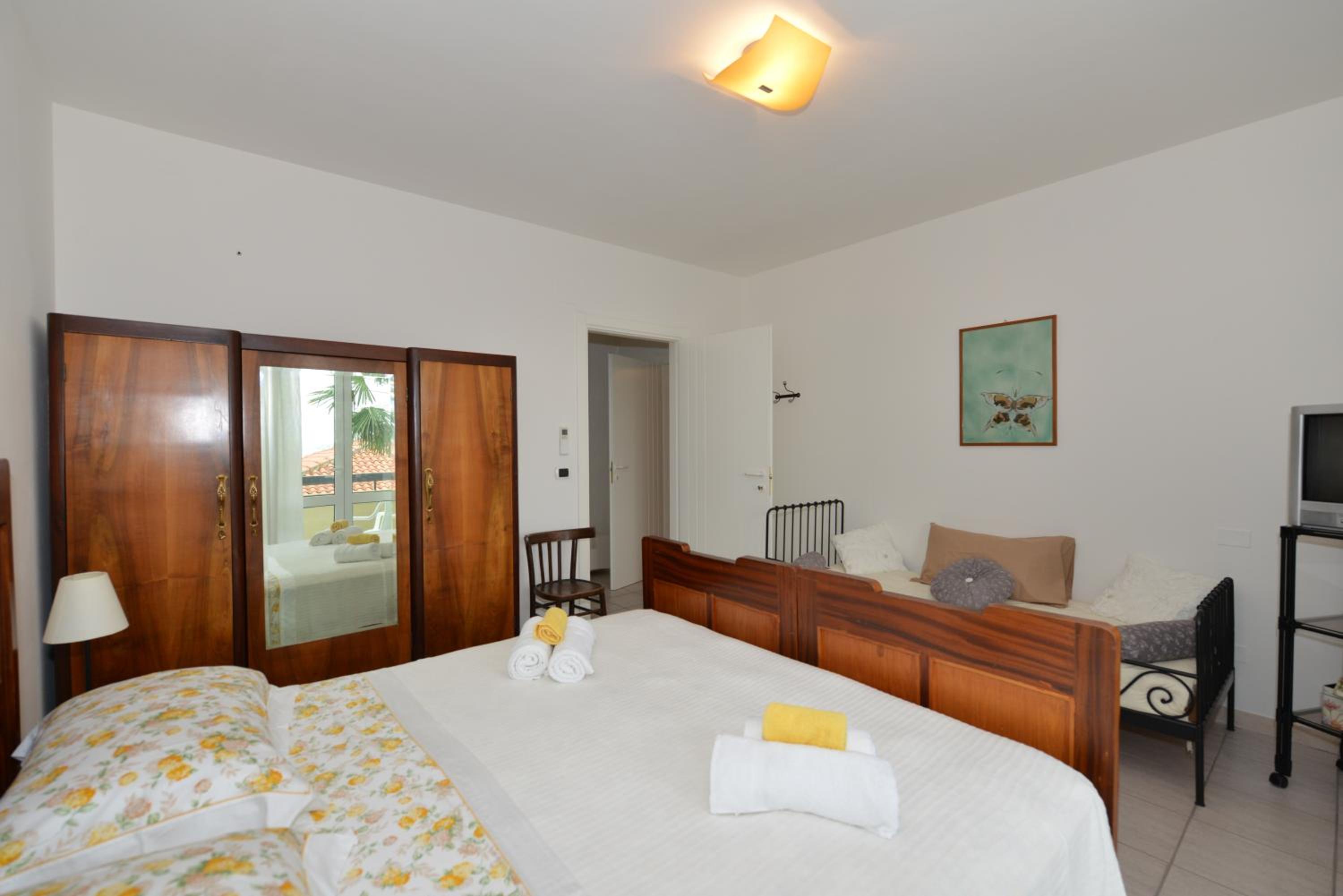 Triple Room with Balcony - Photo 5