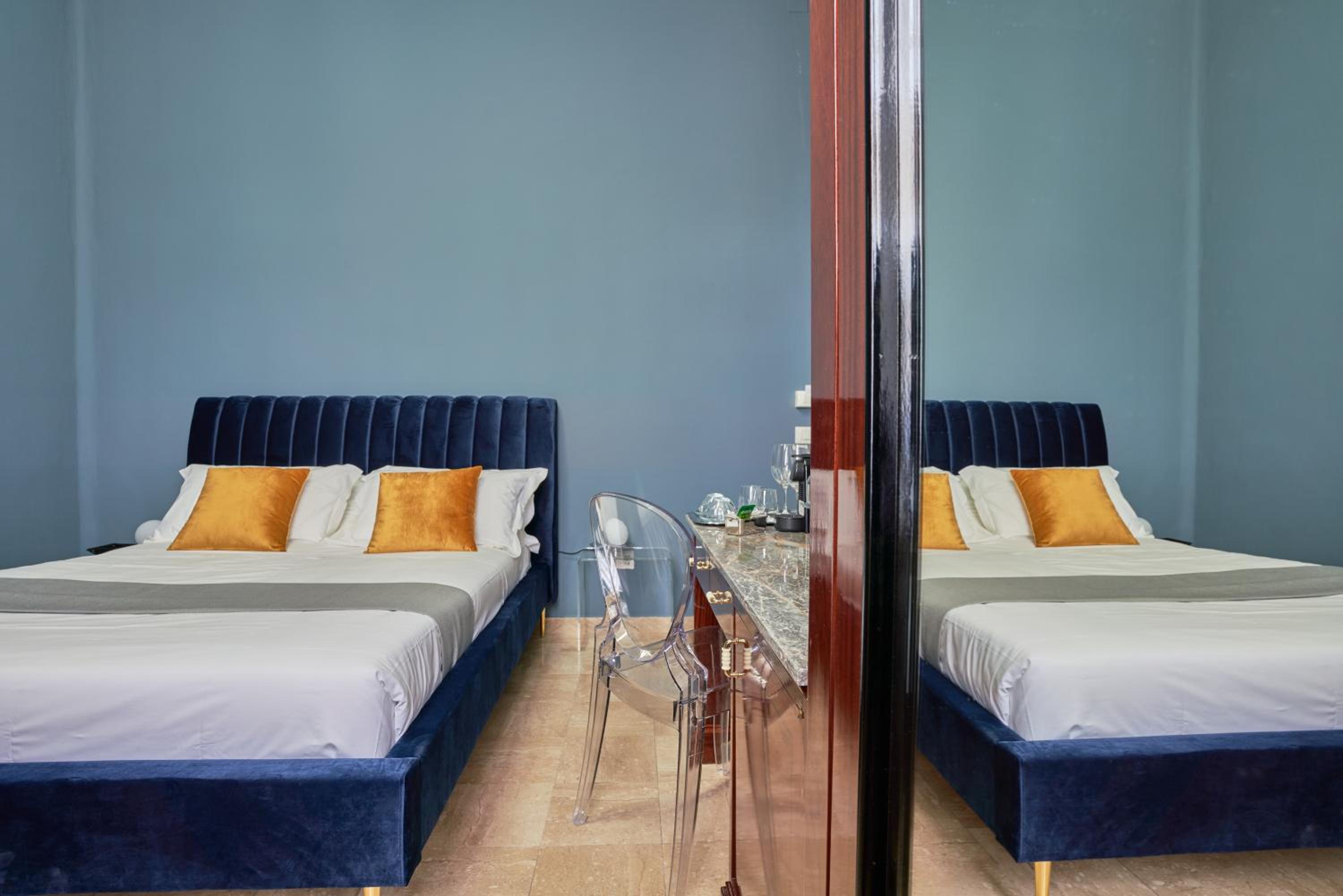 Deluxe King Room - Photo 2