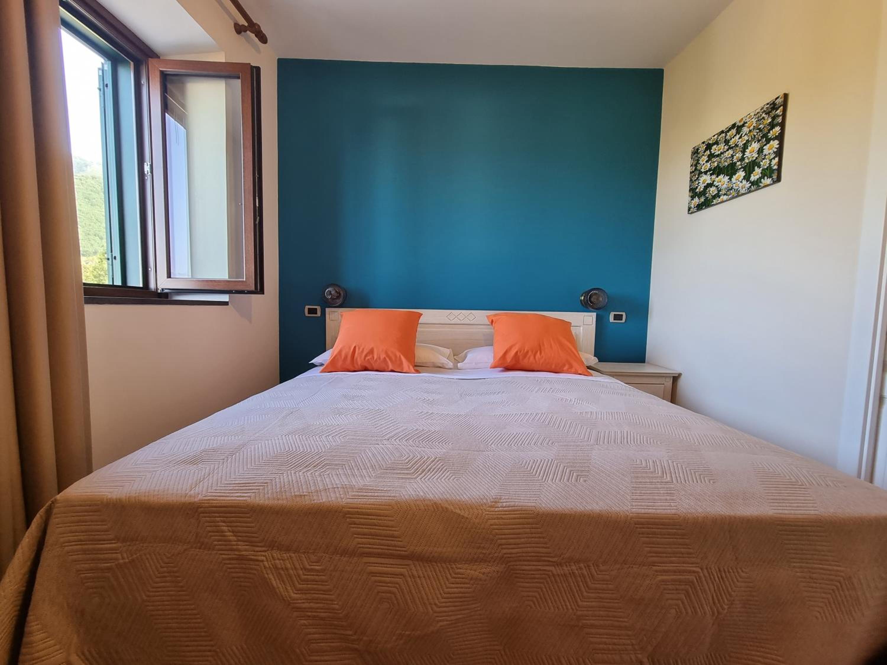 Double Room with Private Bathroom - Photo 2