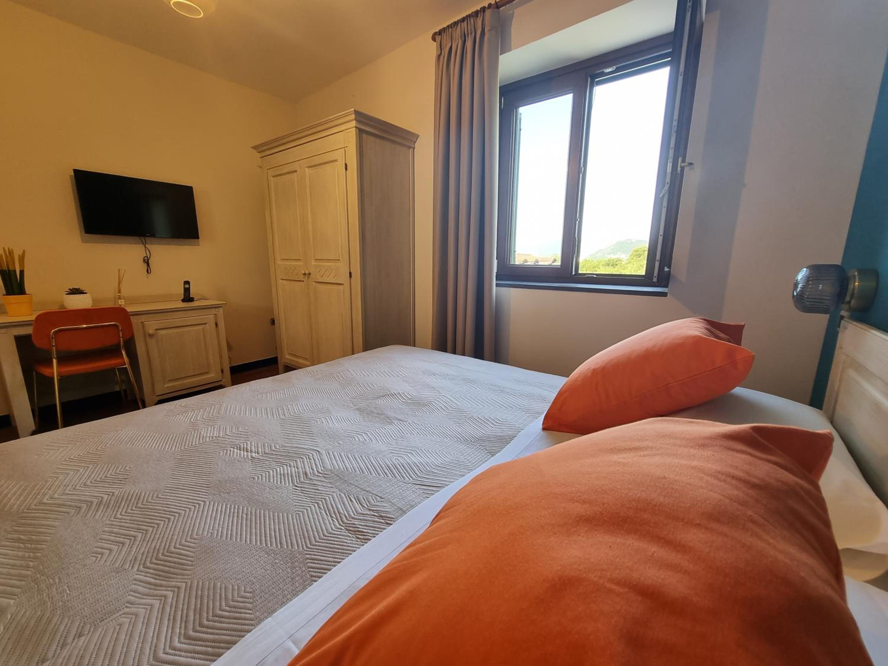 Double Room with Private Bathroom - Photo 4