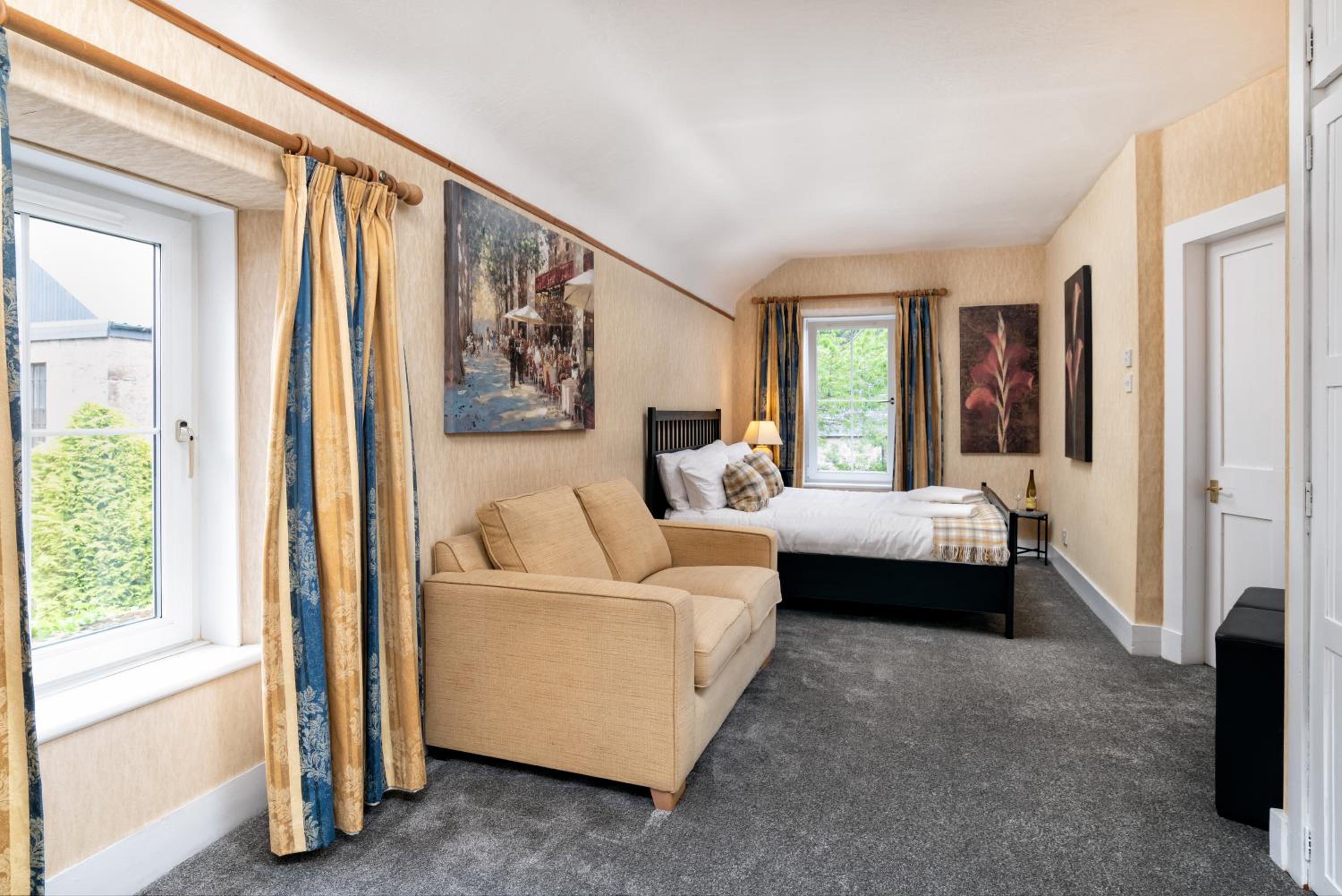 Family Room with Garden View - Photo 1