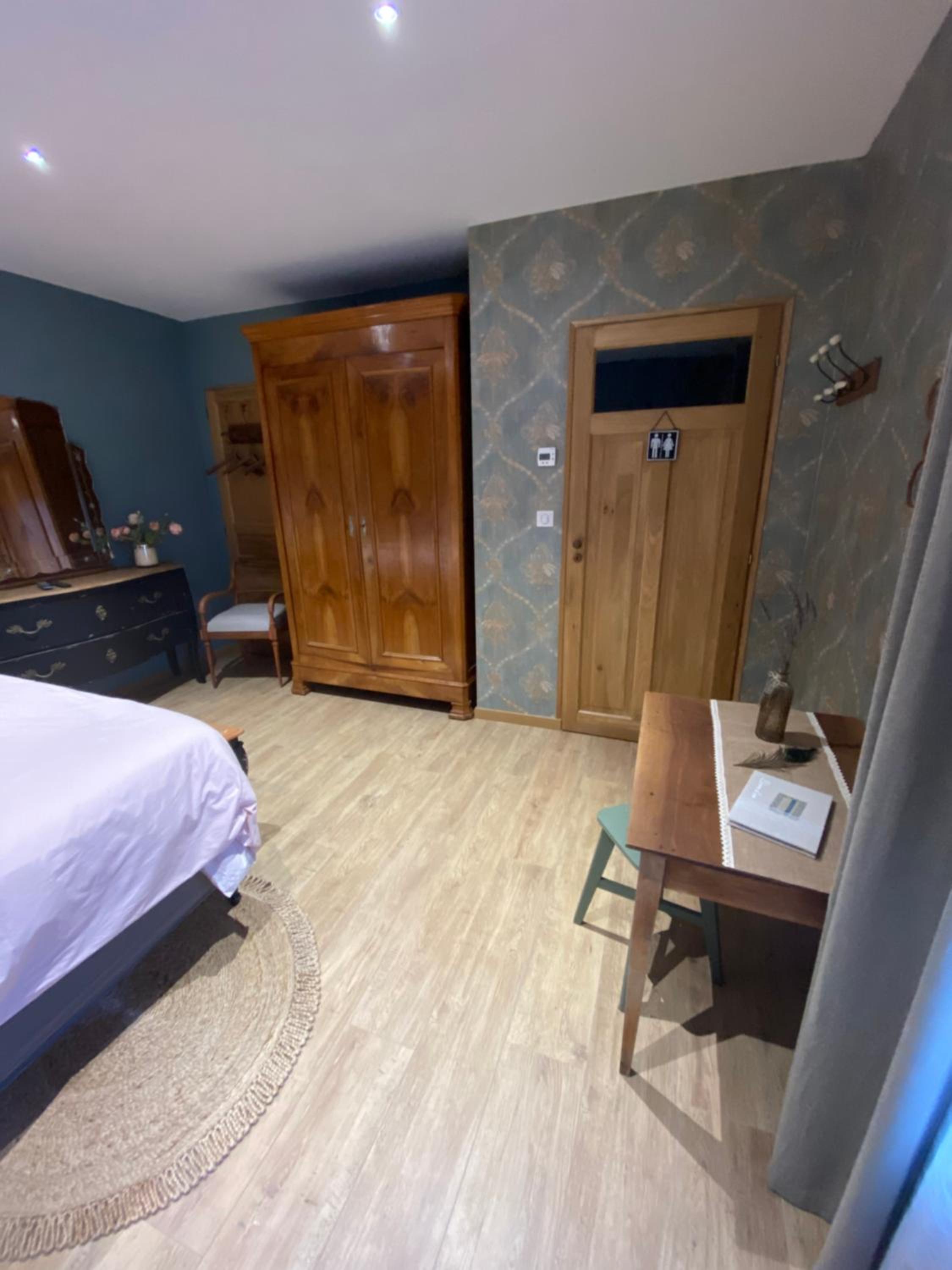 Large Double Room - Photo 9