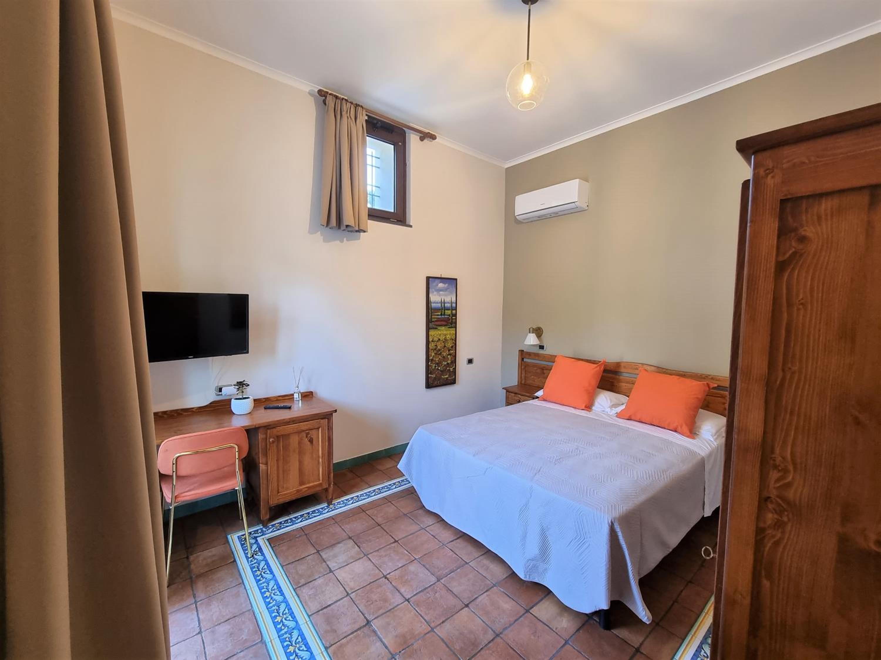 Double Room with Private Bathroom - Photo 19
