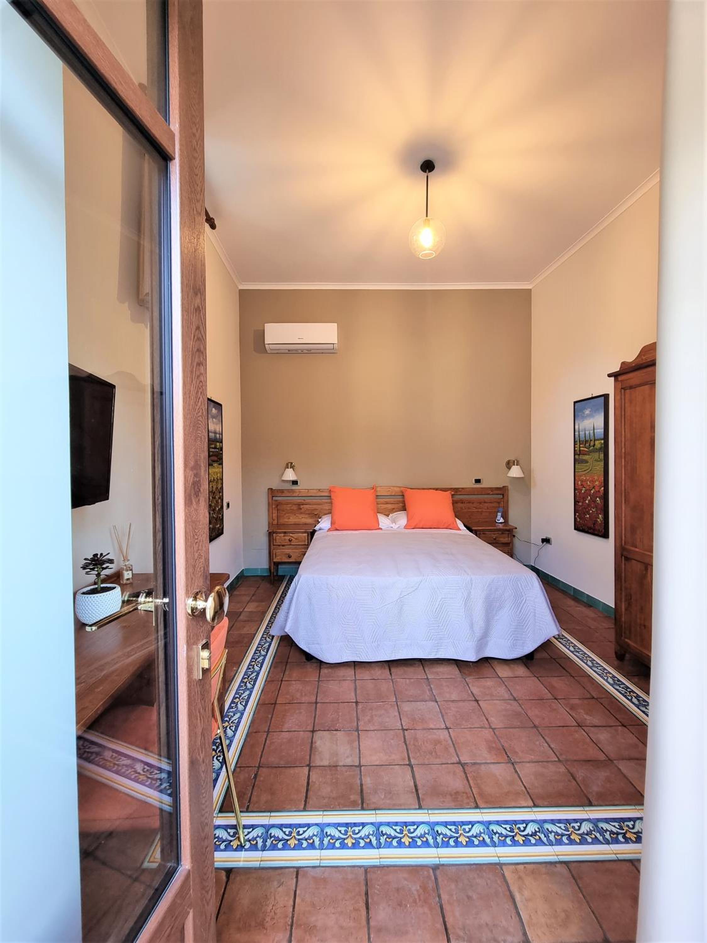 Double Room with Private Bathroom - Photo 16
