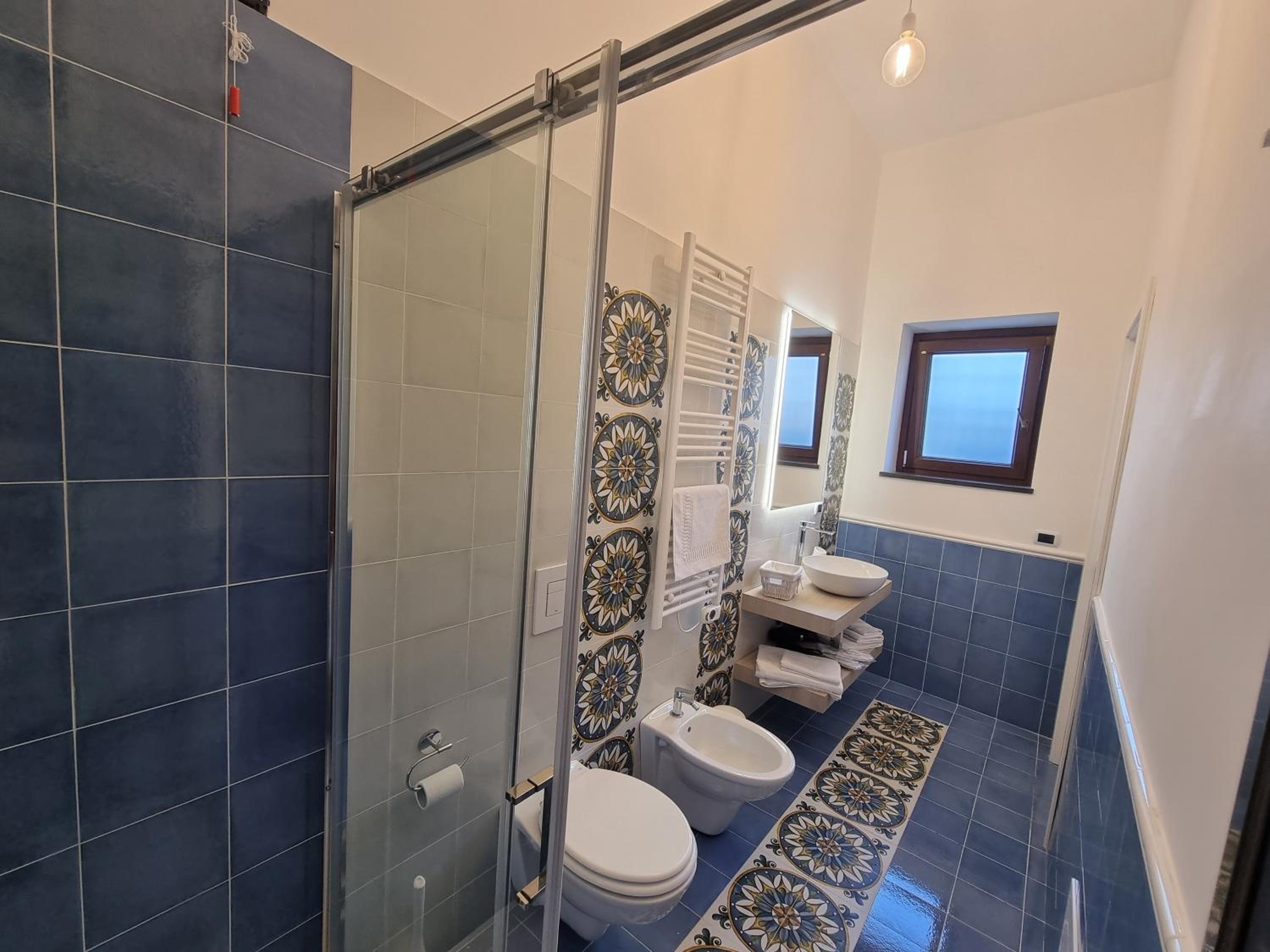 Double Room with Private Bathroom - Photo 13
