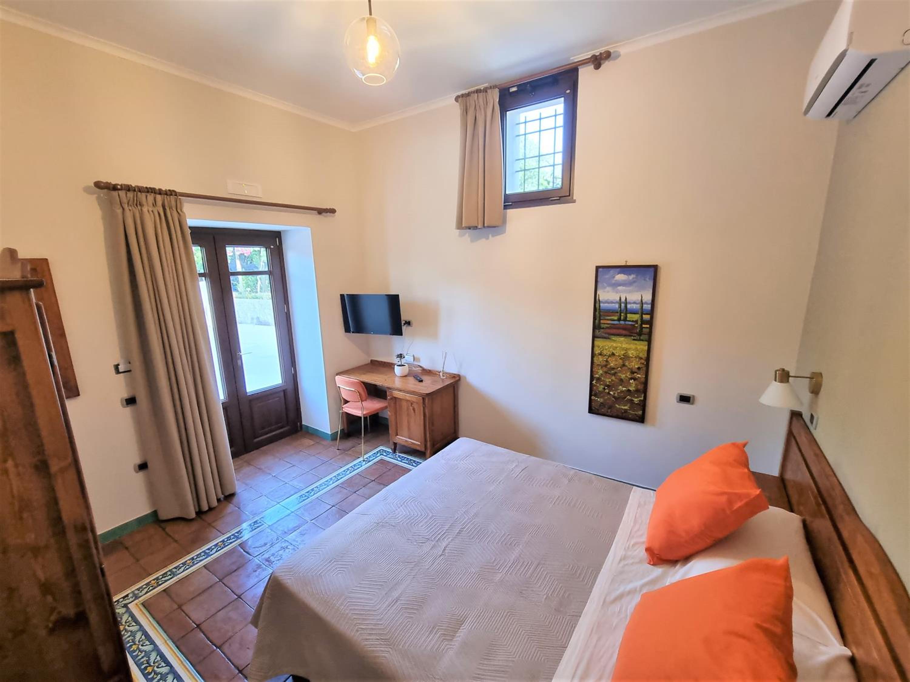 Double Room with Private Bathroom - Photo 14