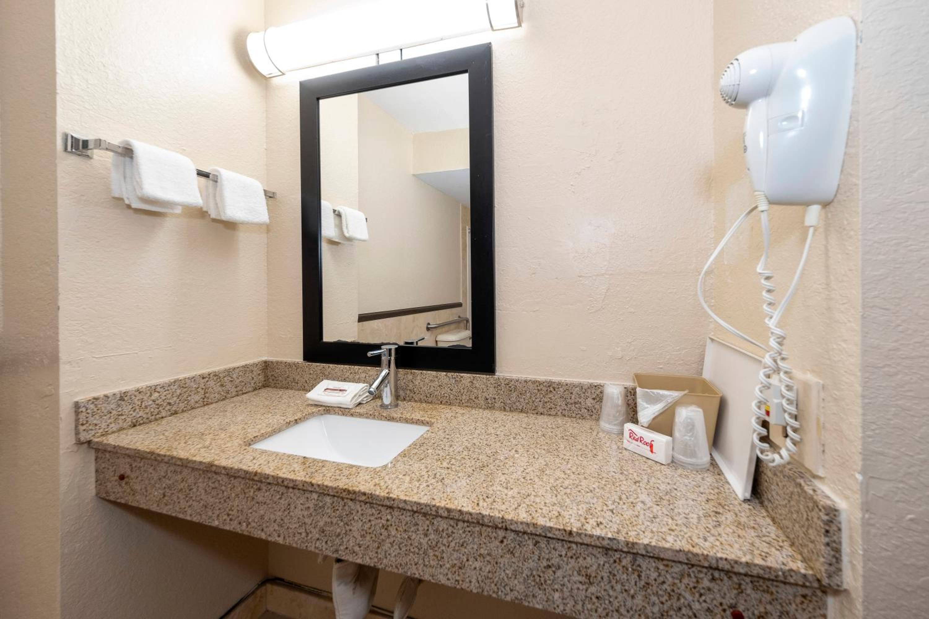 Deluxe King Room Disability Access Roll-In Shower Non-Smoking - Photo 8