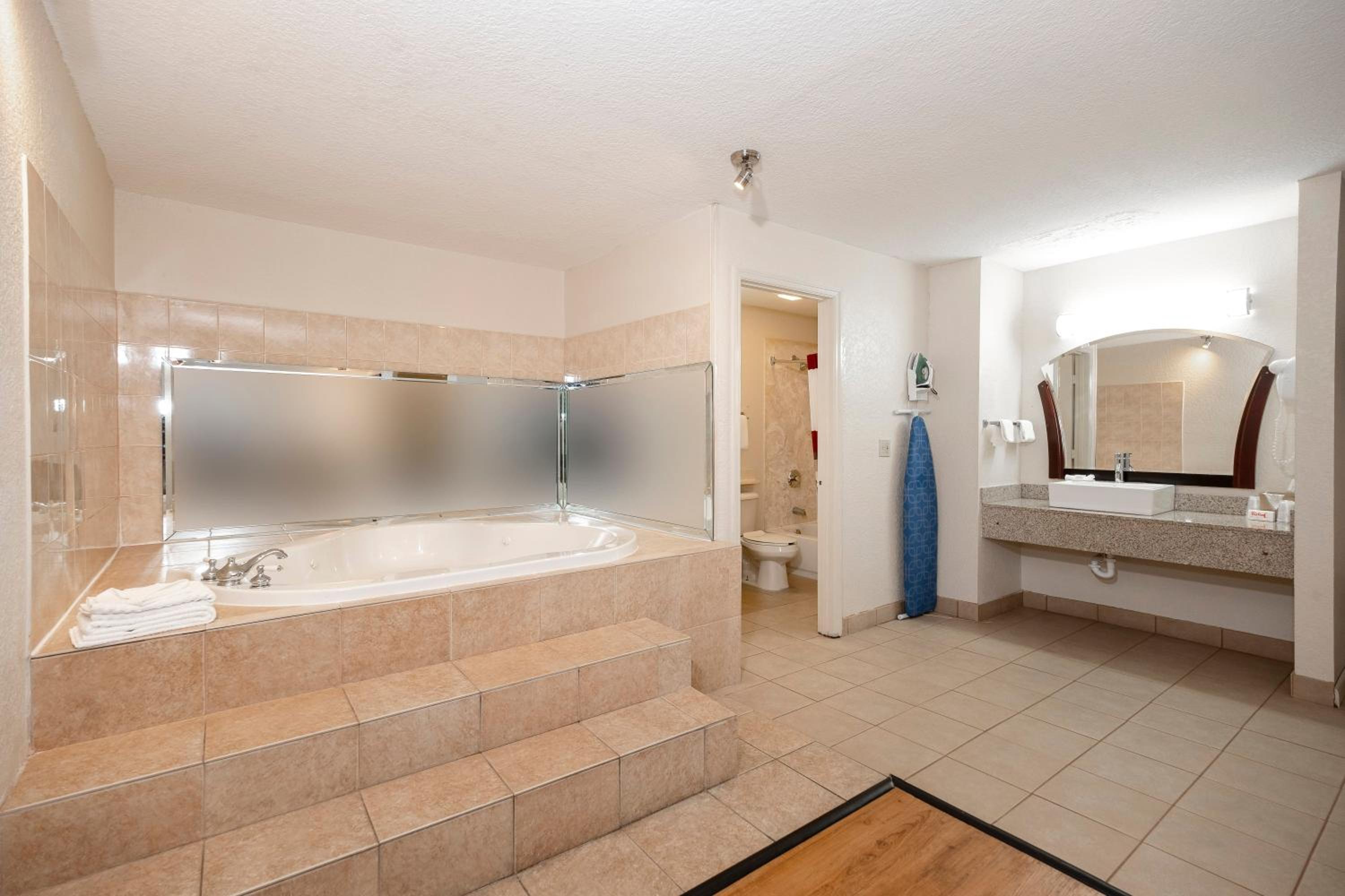 Suite King with Spa Bath Smoking - Photo 2