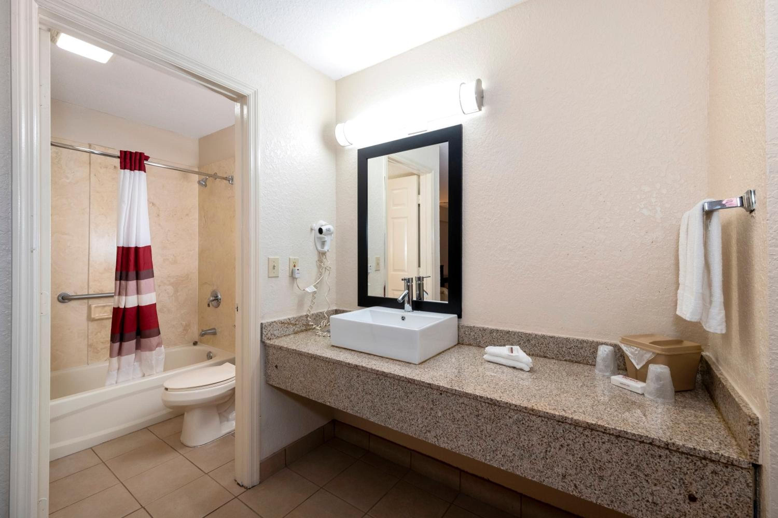 Deluxe Room with Two Double Beds Smoking - Photo 5