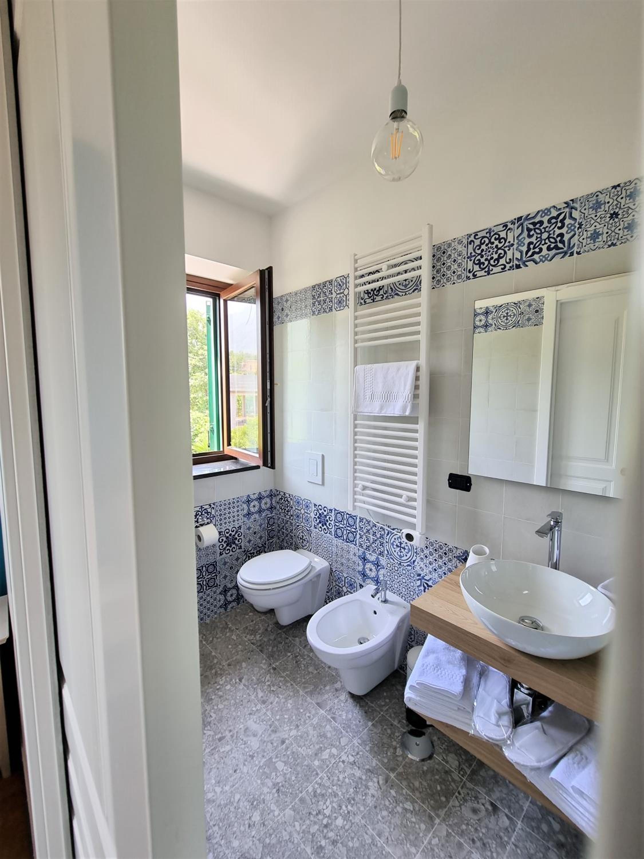 Double Room with Private Bathroom - Photo 12