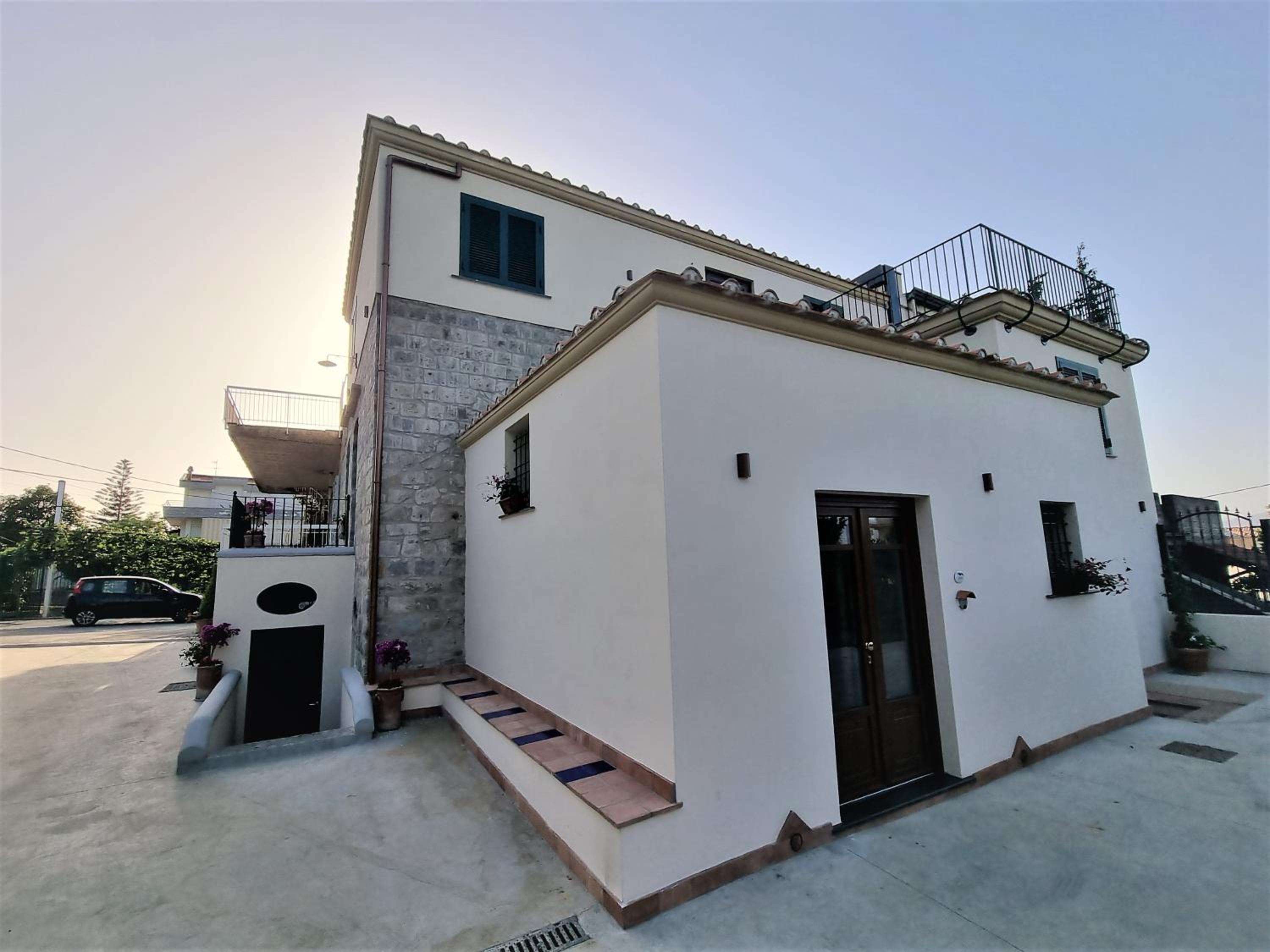 Double Room with Private Bathroom - Photo 8