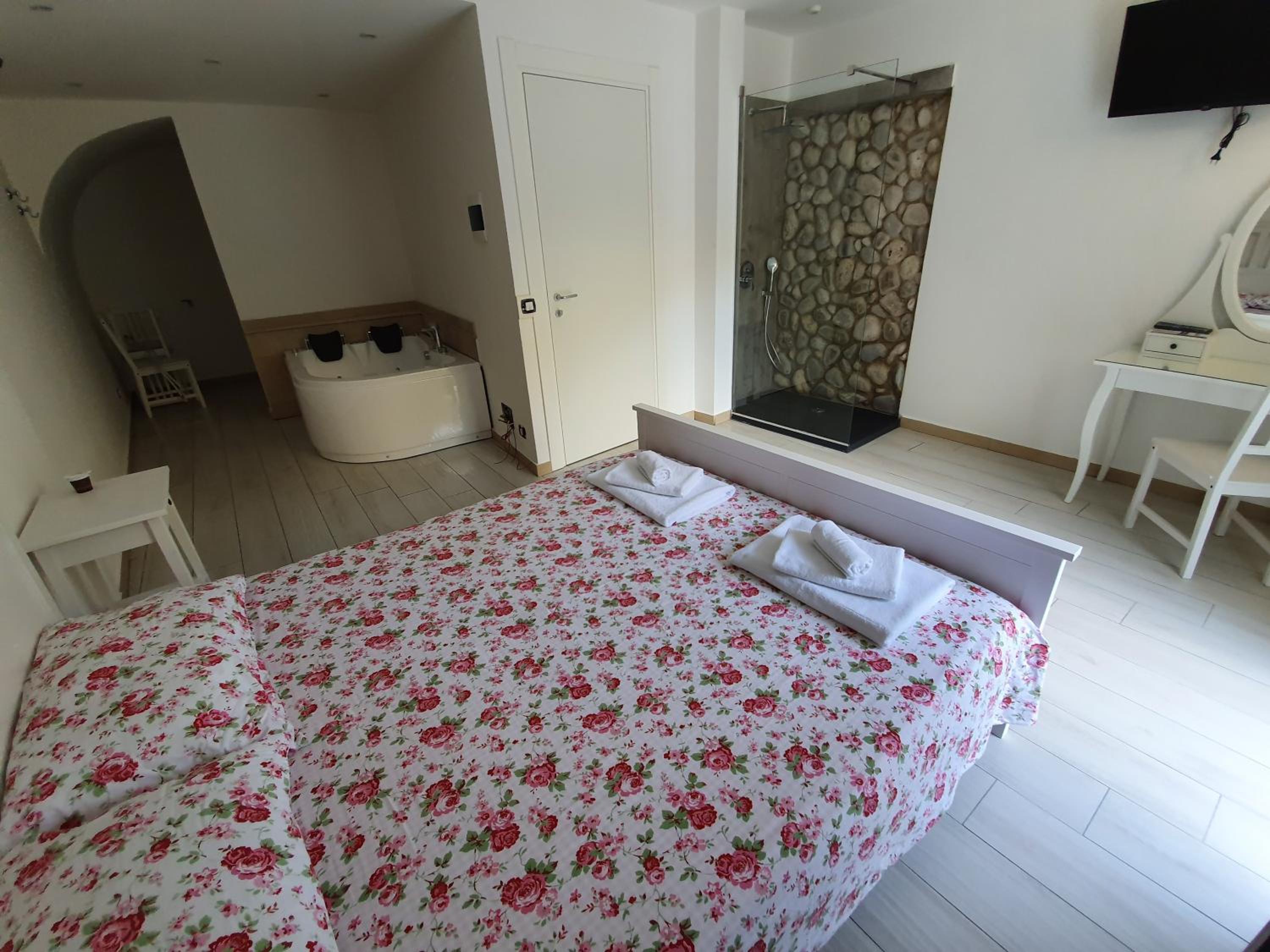 King Room with Spa Bath - Photo 9