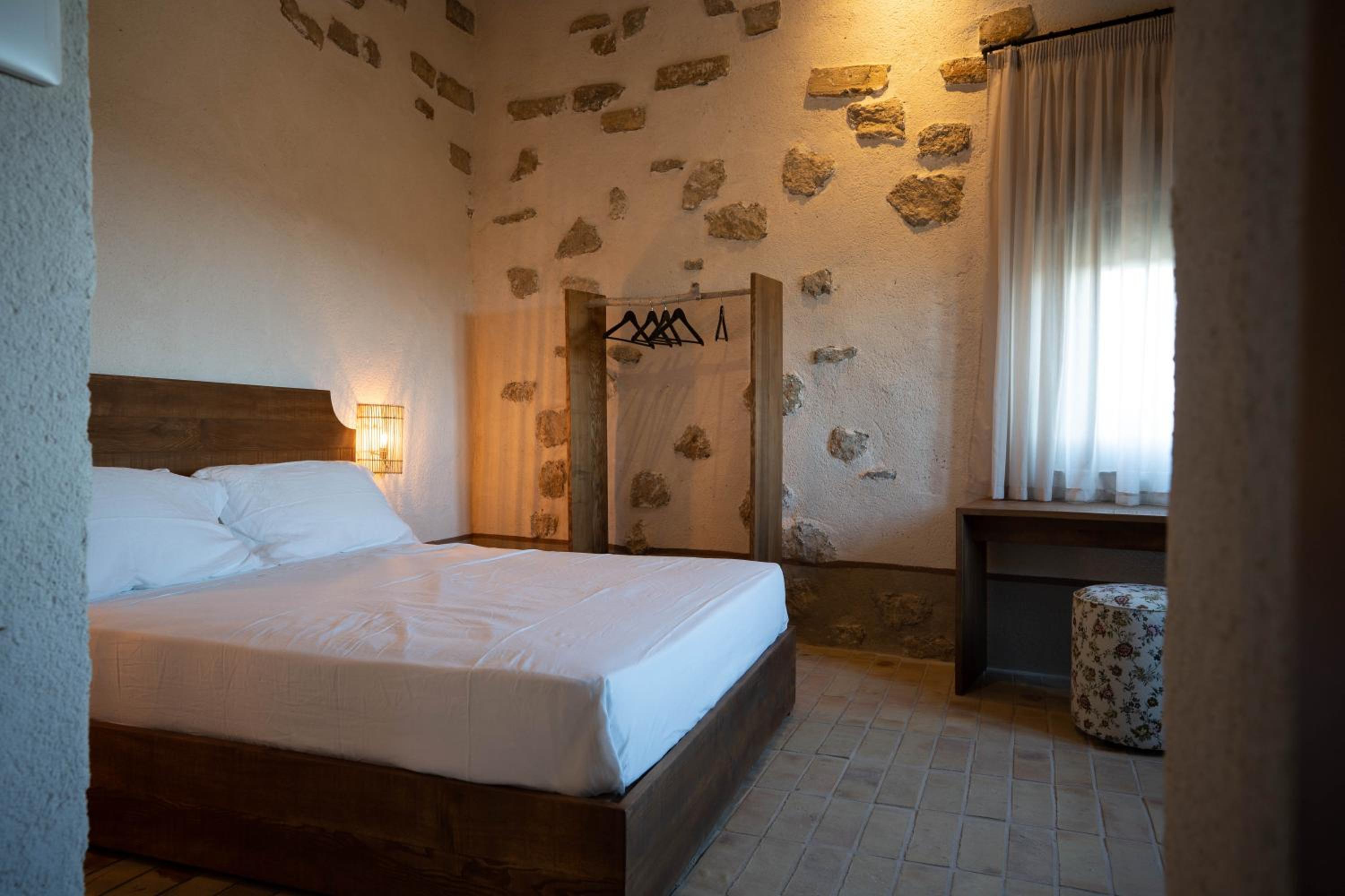 Deluxe Queen Room - Photo 1