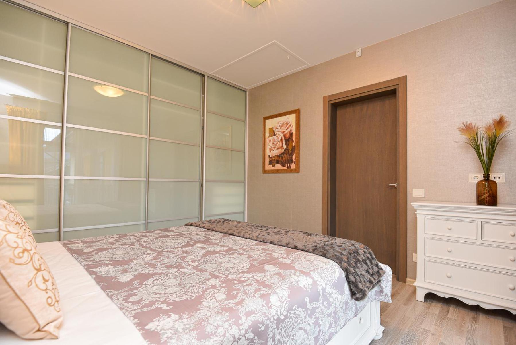 Apartment with Balcony - Photo 14