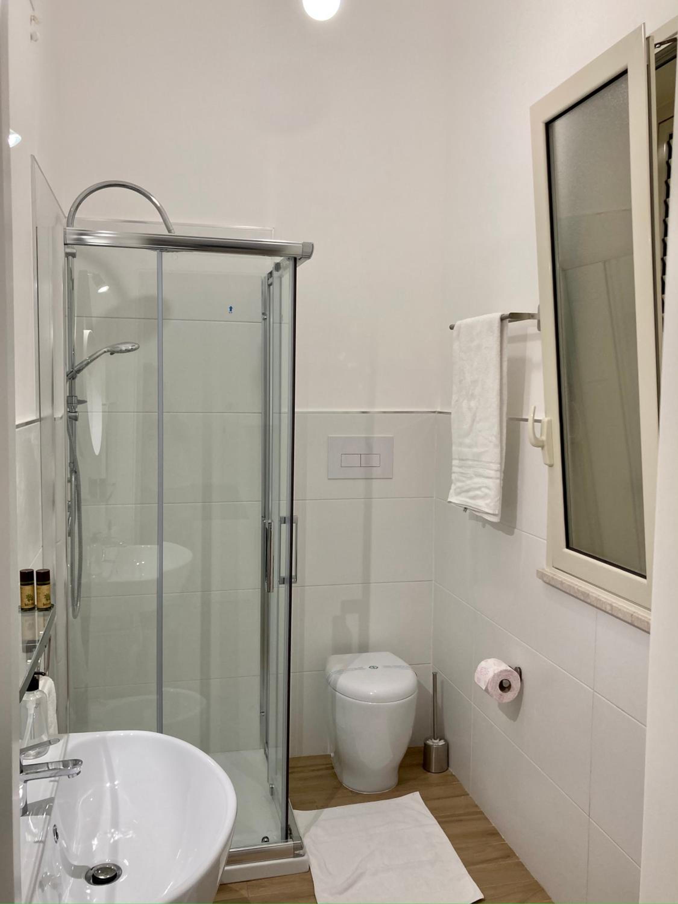 Quadruple Room with Private Bathroom - Photo 2