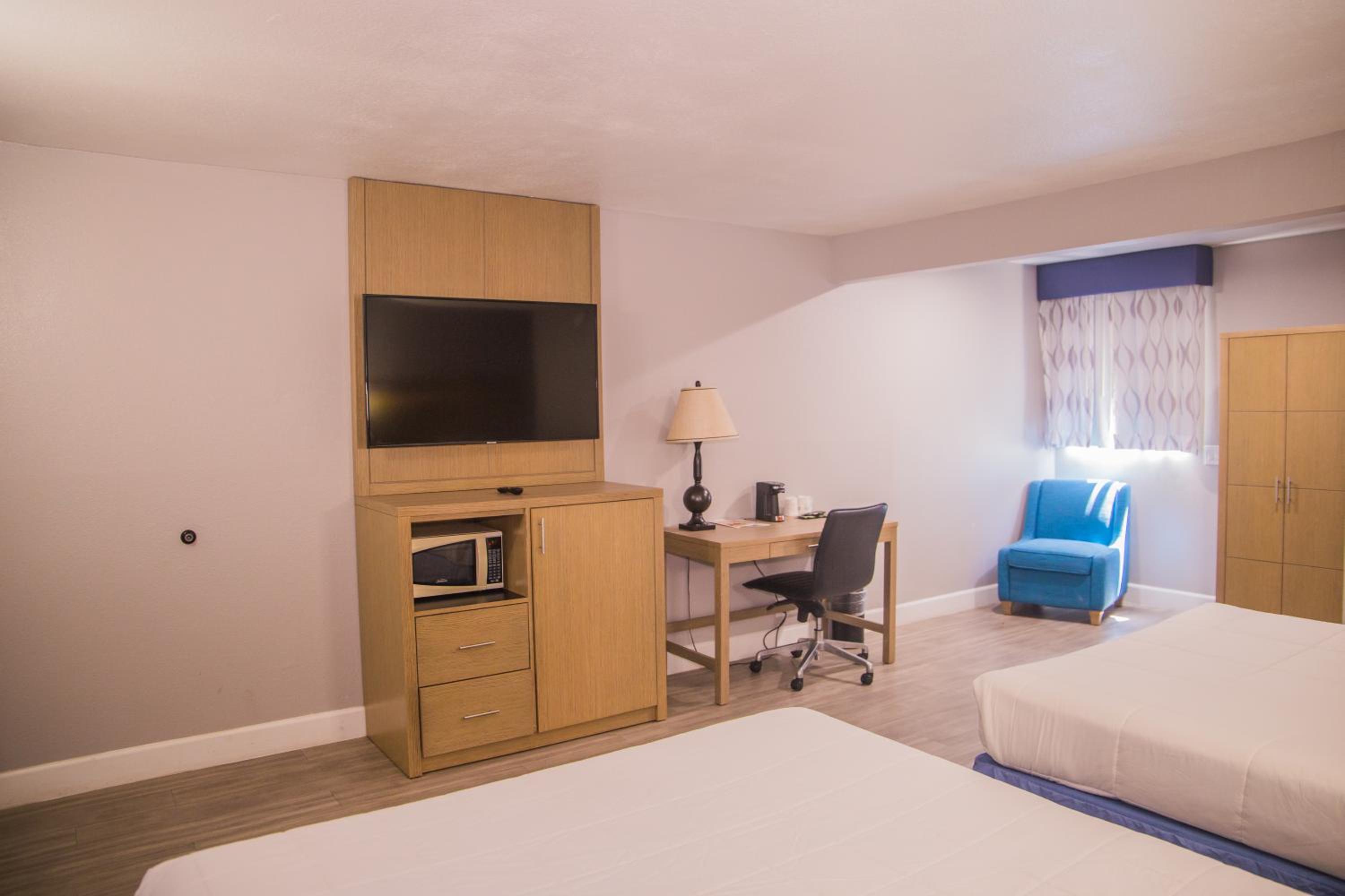 Deluxe Queen Room with Two Queen Beds - Non-Smoking
