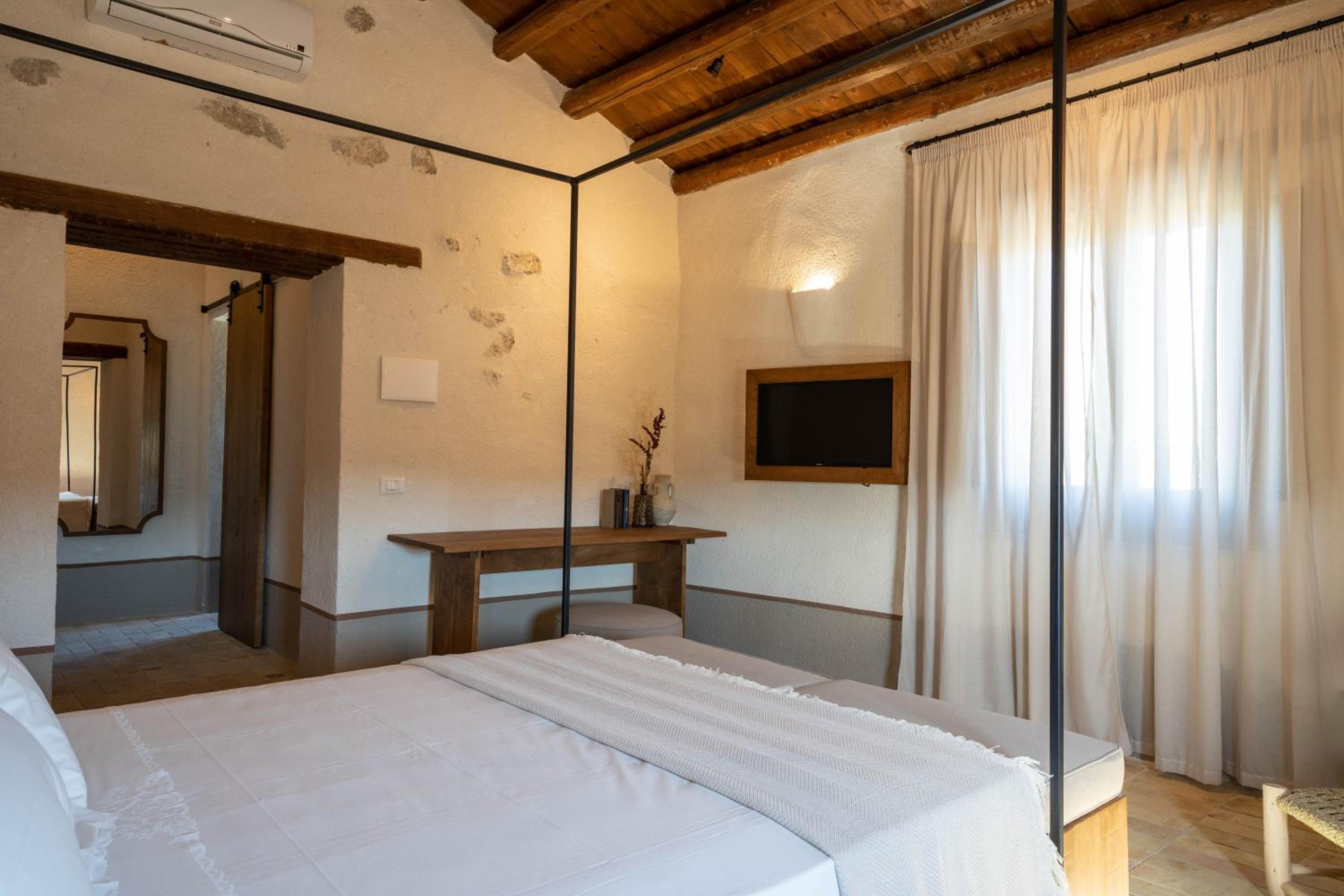 Deluxe King Room - Photo 2