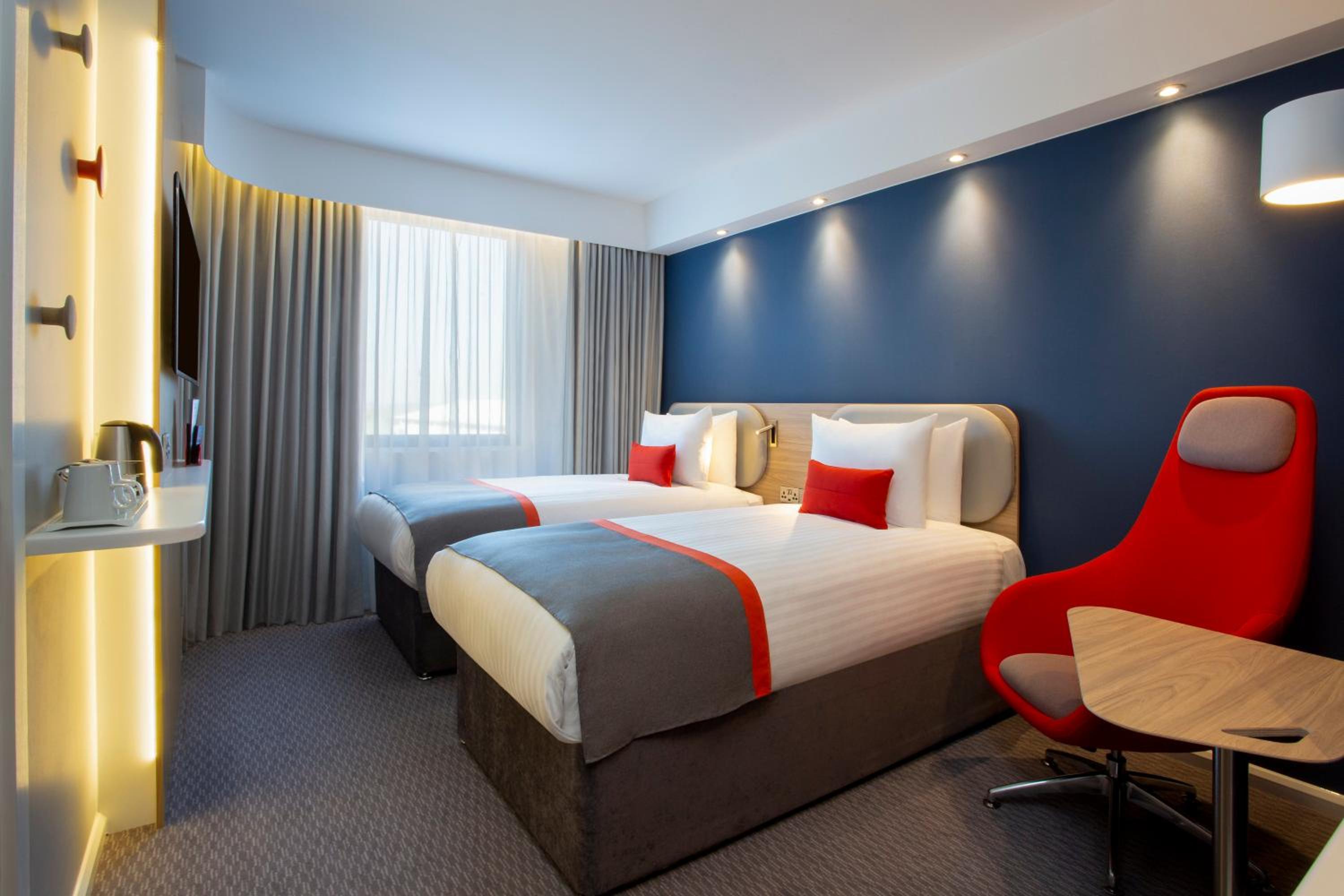 Standard Twin Room with Free Hot Breakfast - Photo 3