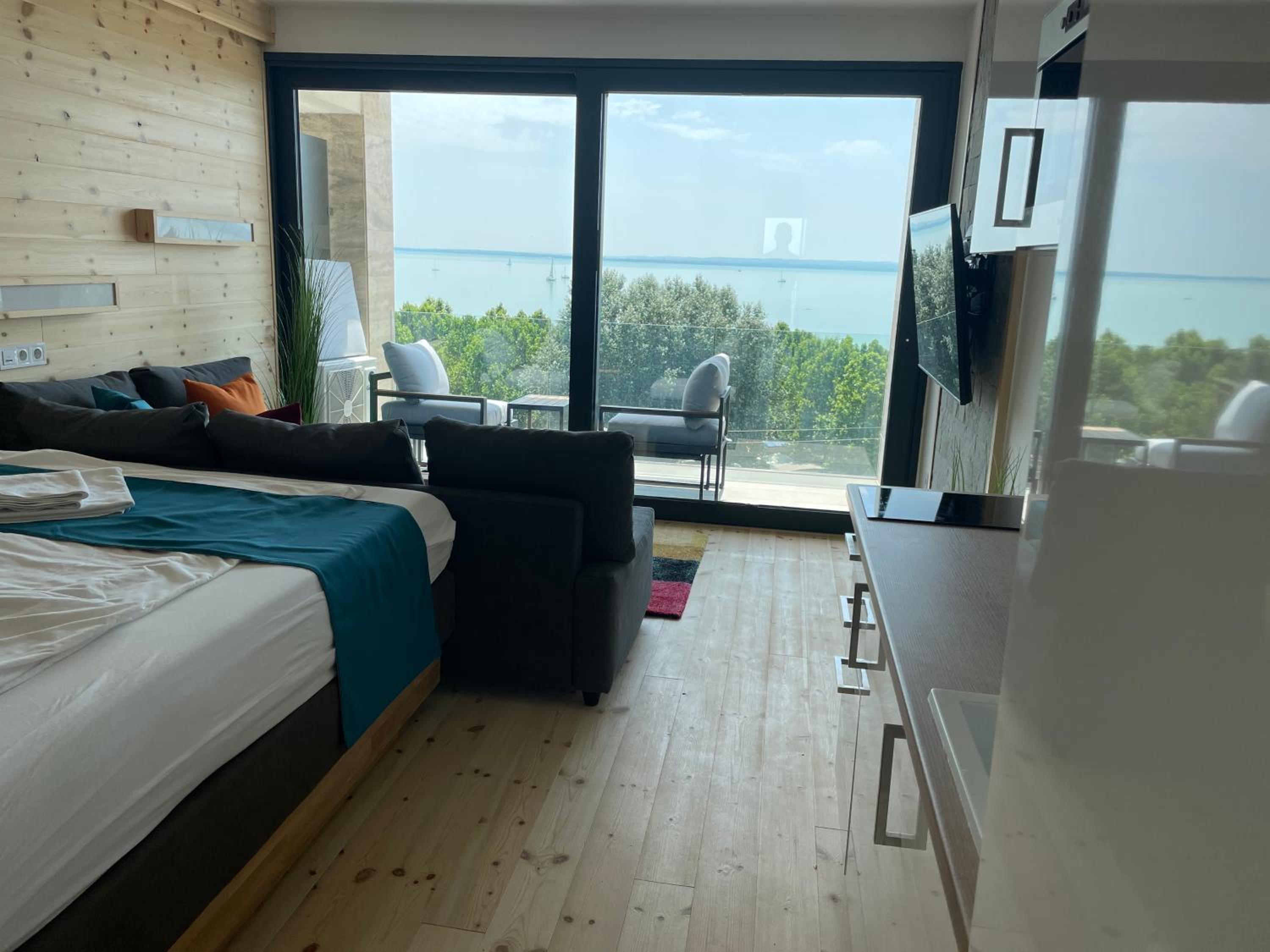 Apartment with Lake View - Photo 1