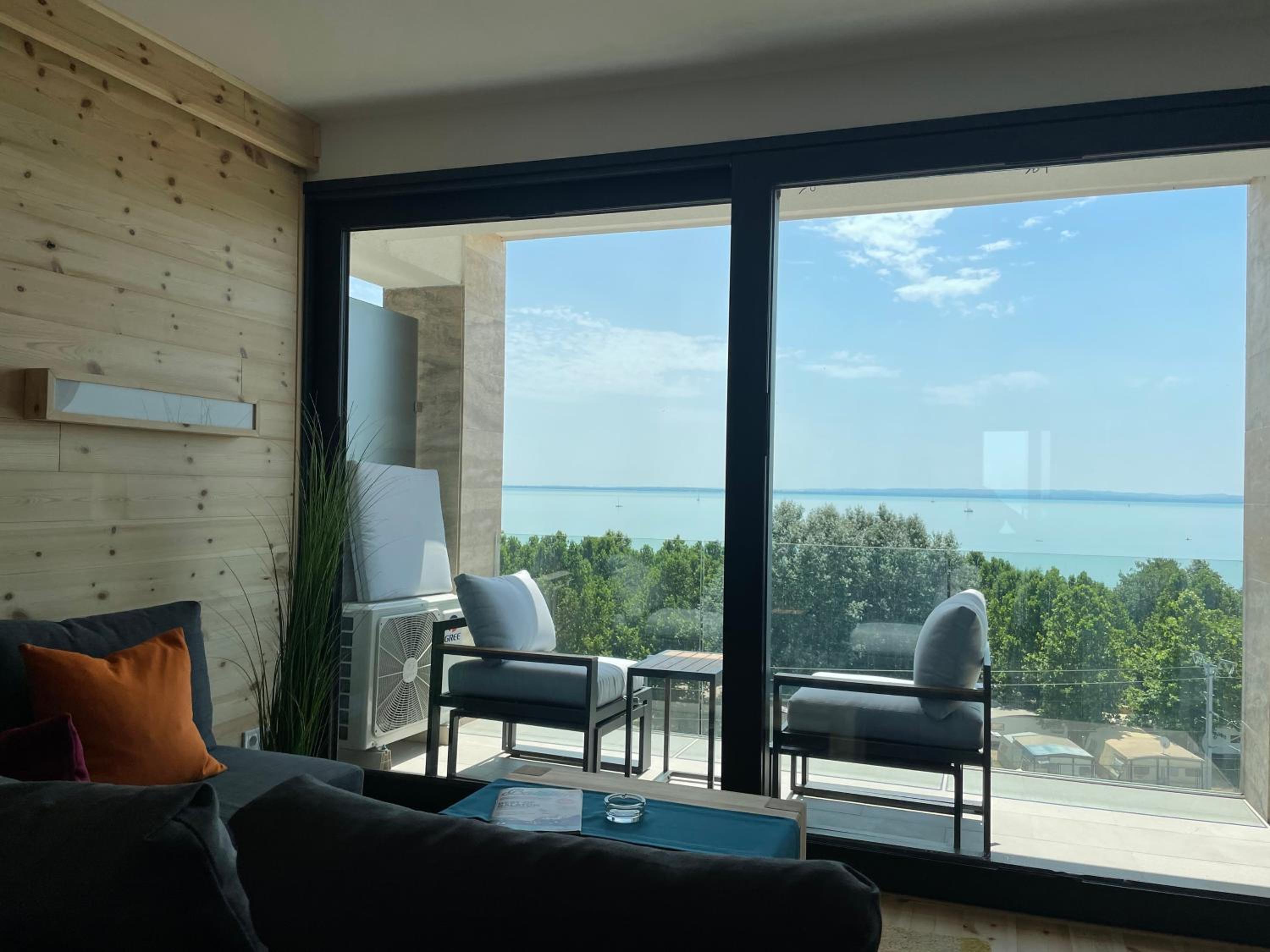 Apartment with Lake View - Photo 7
