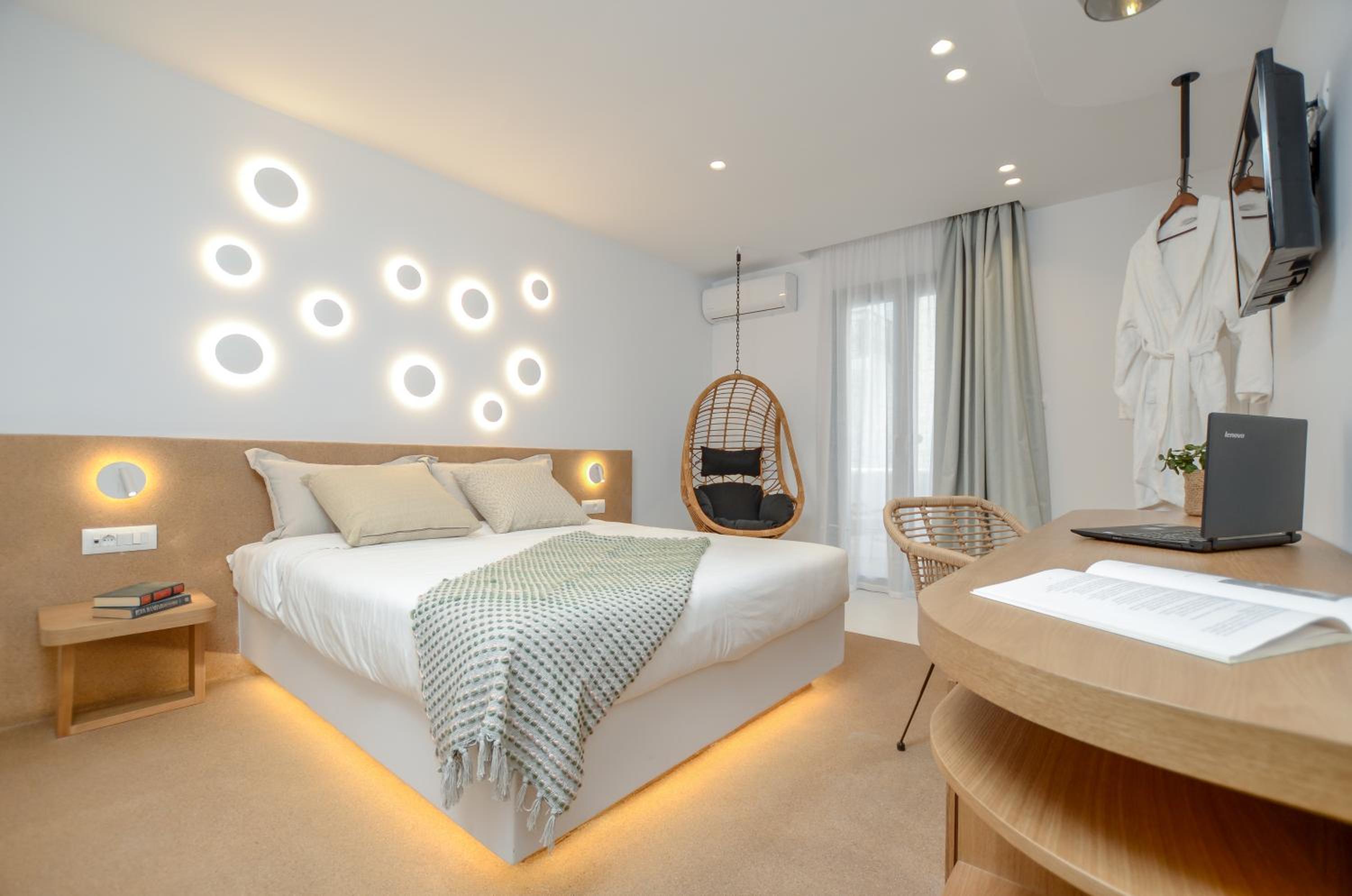 Orpheus semibasement suite with steam bath and outdoor hot tub