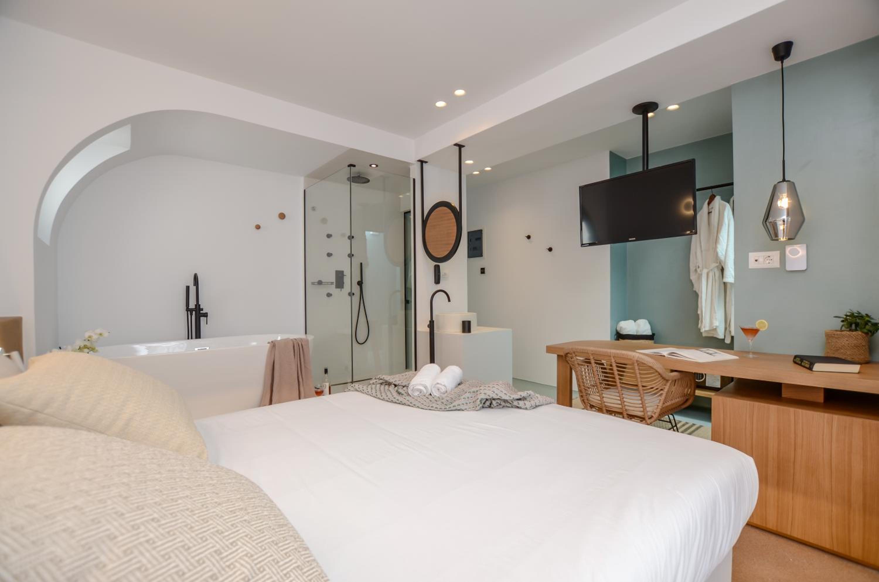 Laertes deluxe double room with hydromassage shower jet and bathtub