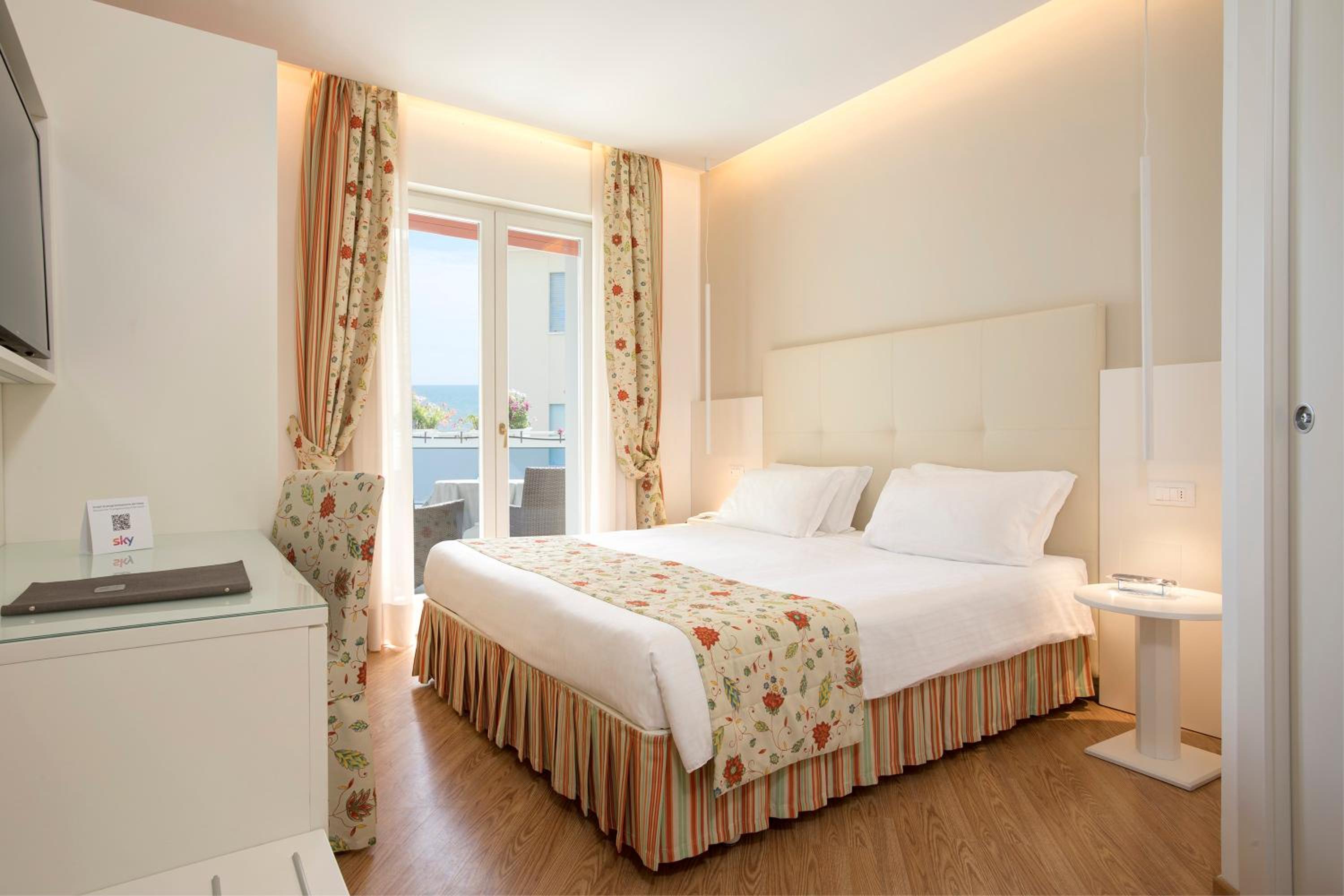 Double Room with Partial Sea View - Photo 1