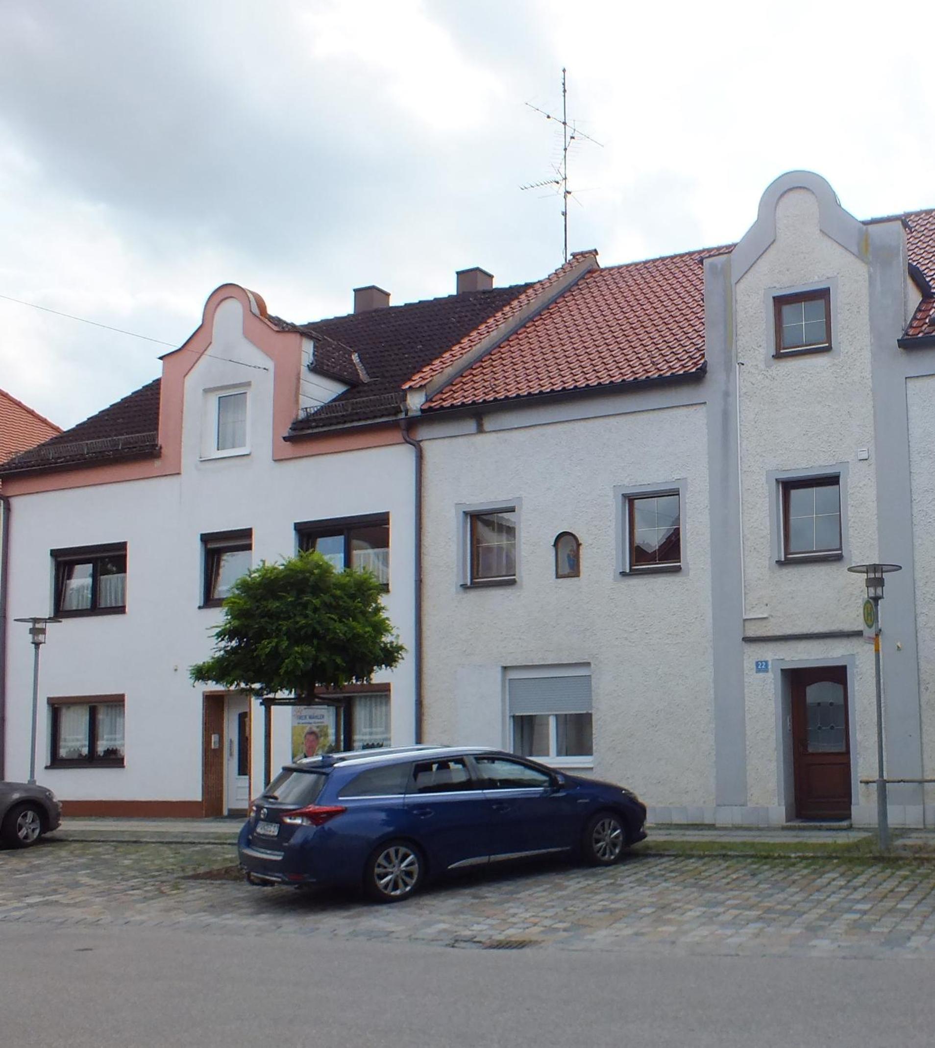 Five-Bedroom House photo 2