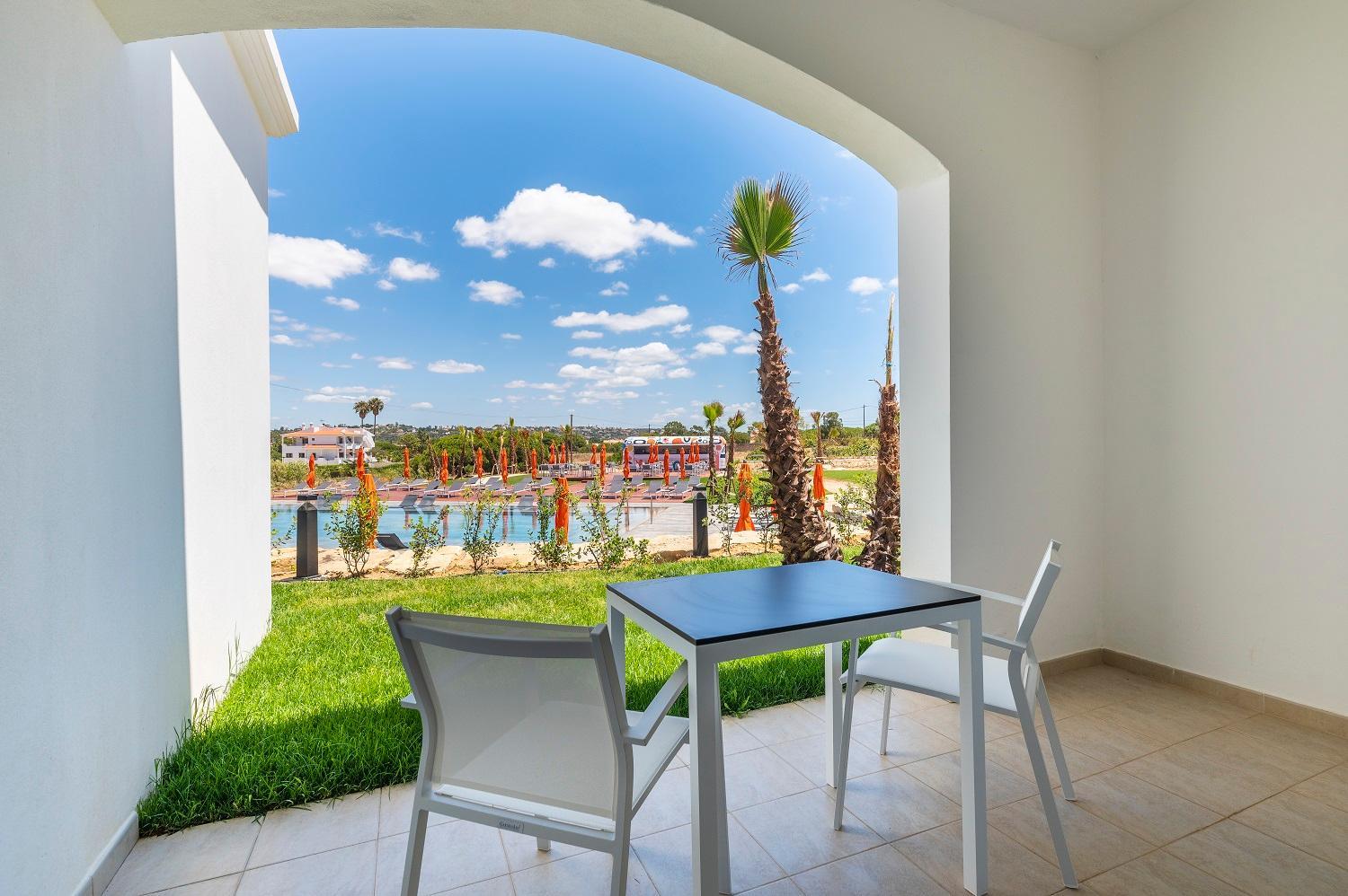 Superior Double or Twin Room with Pool View - Photo 6
