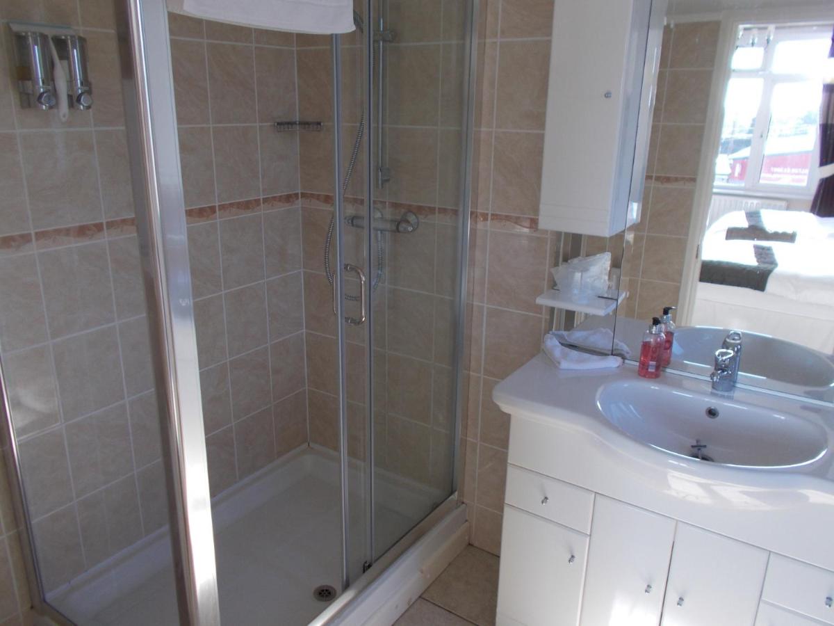 Twin Room with Private Bathroom photo 3