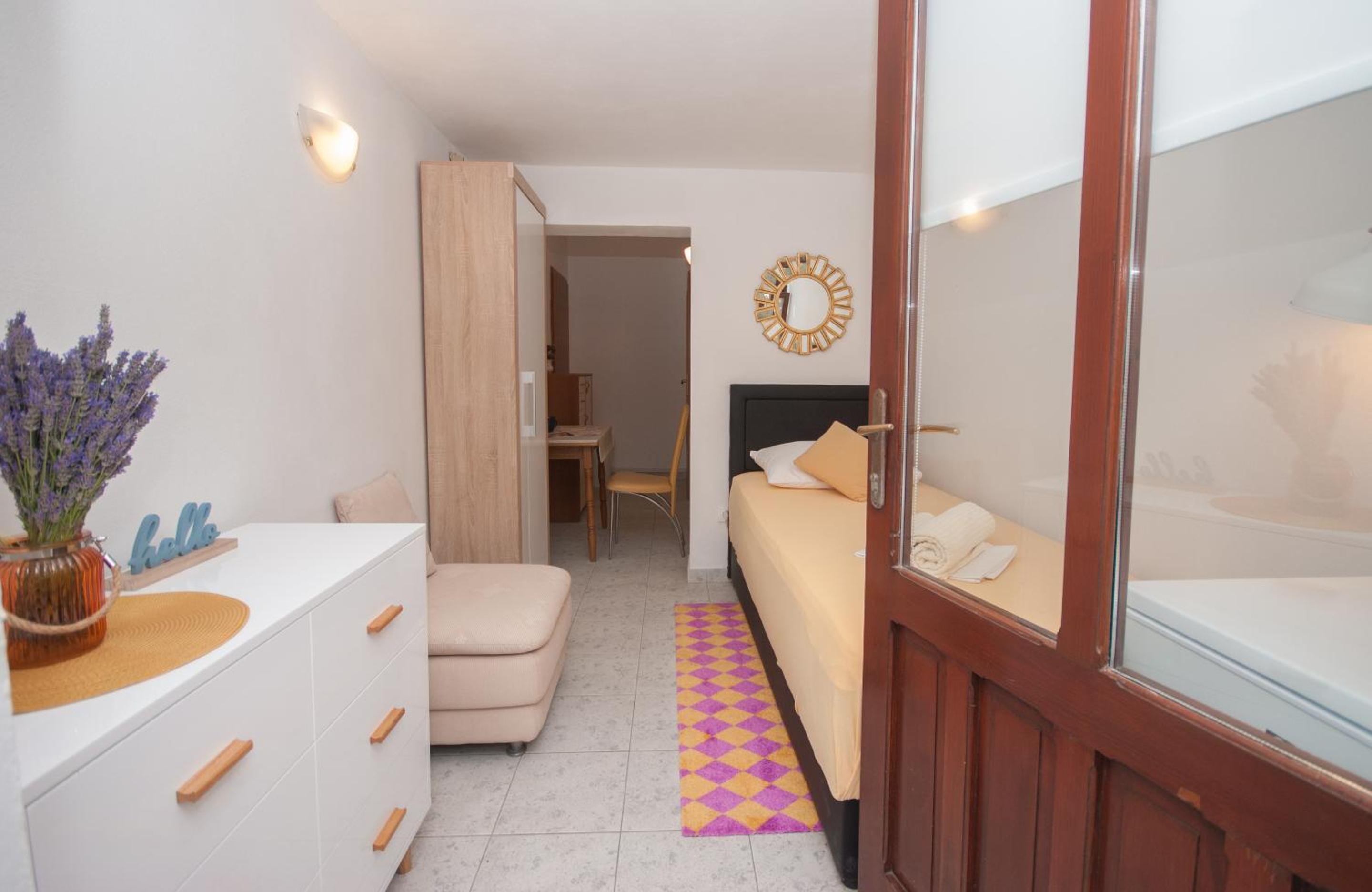 Single Room with Bathroom photo 1