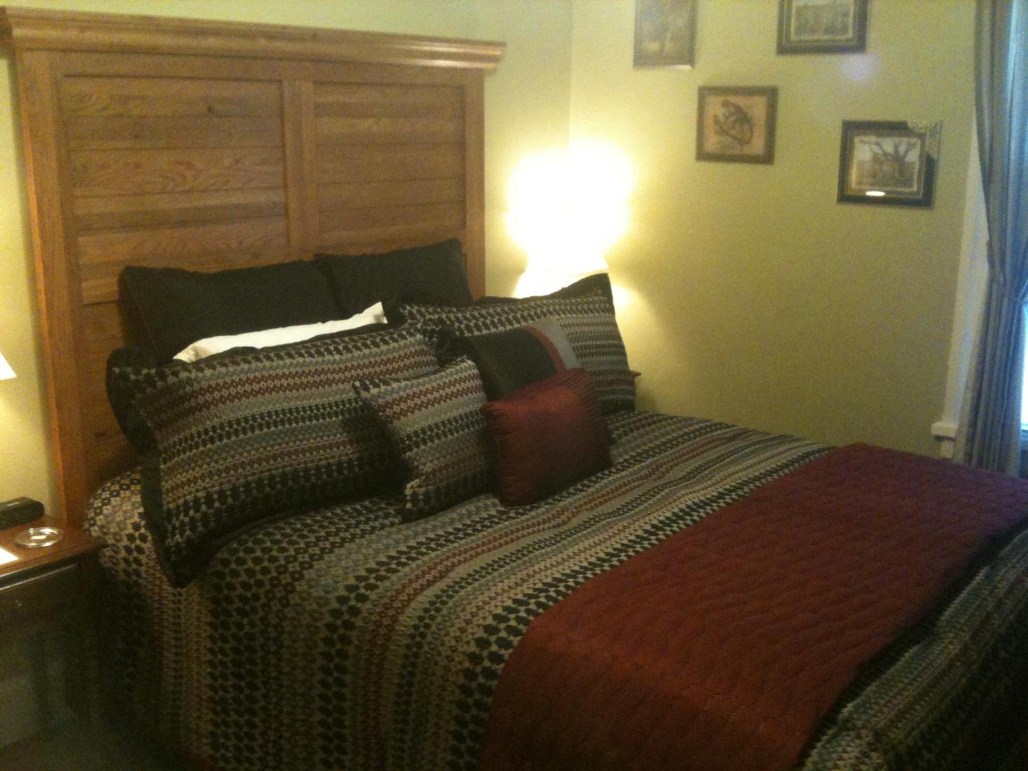 Queen Room with Private Bathroom with Shower photo 1