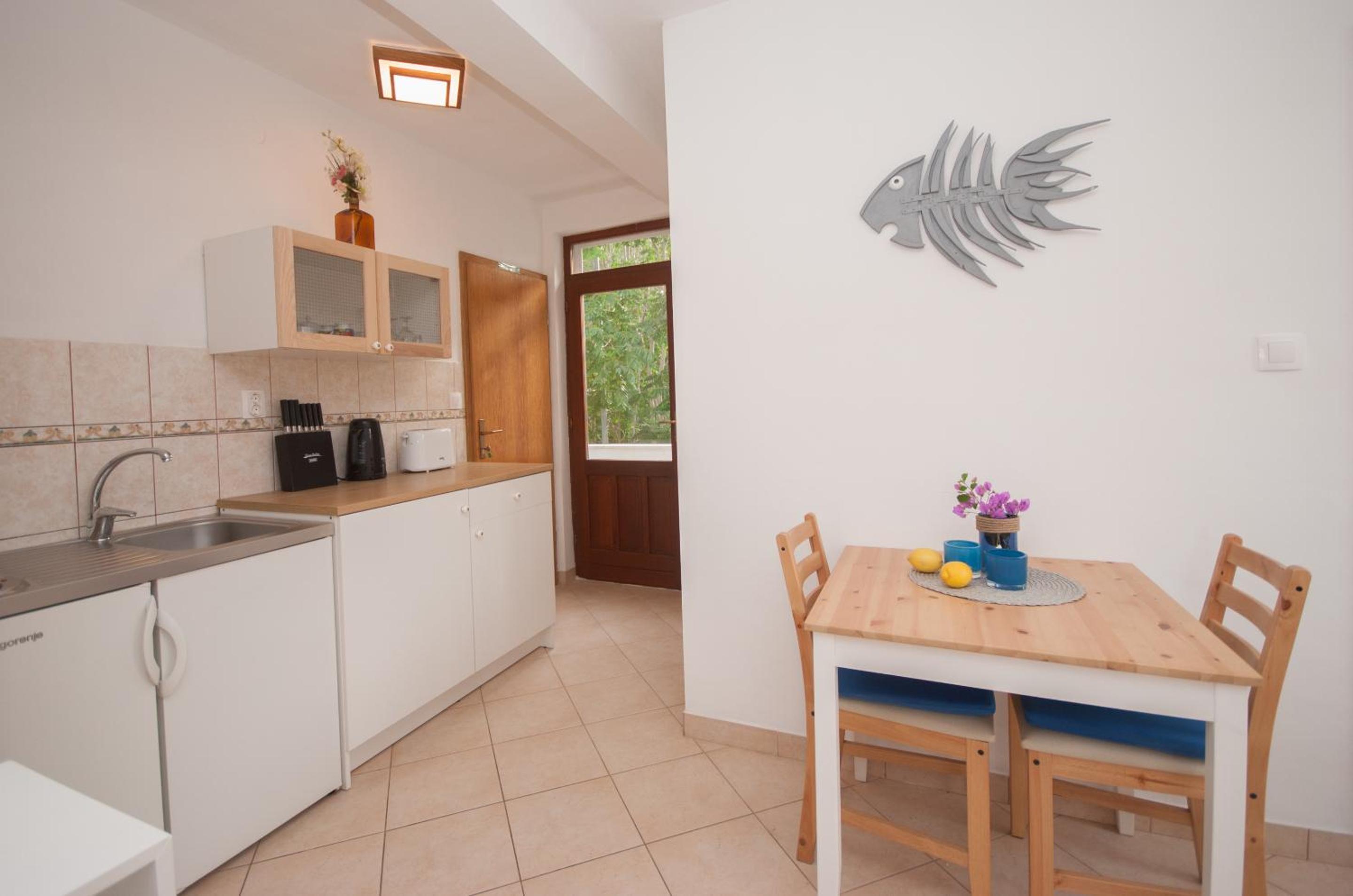 Studio with Balcony - Photo 8
