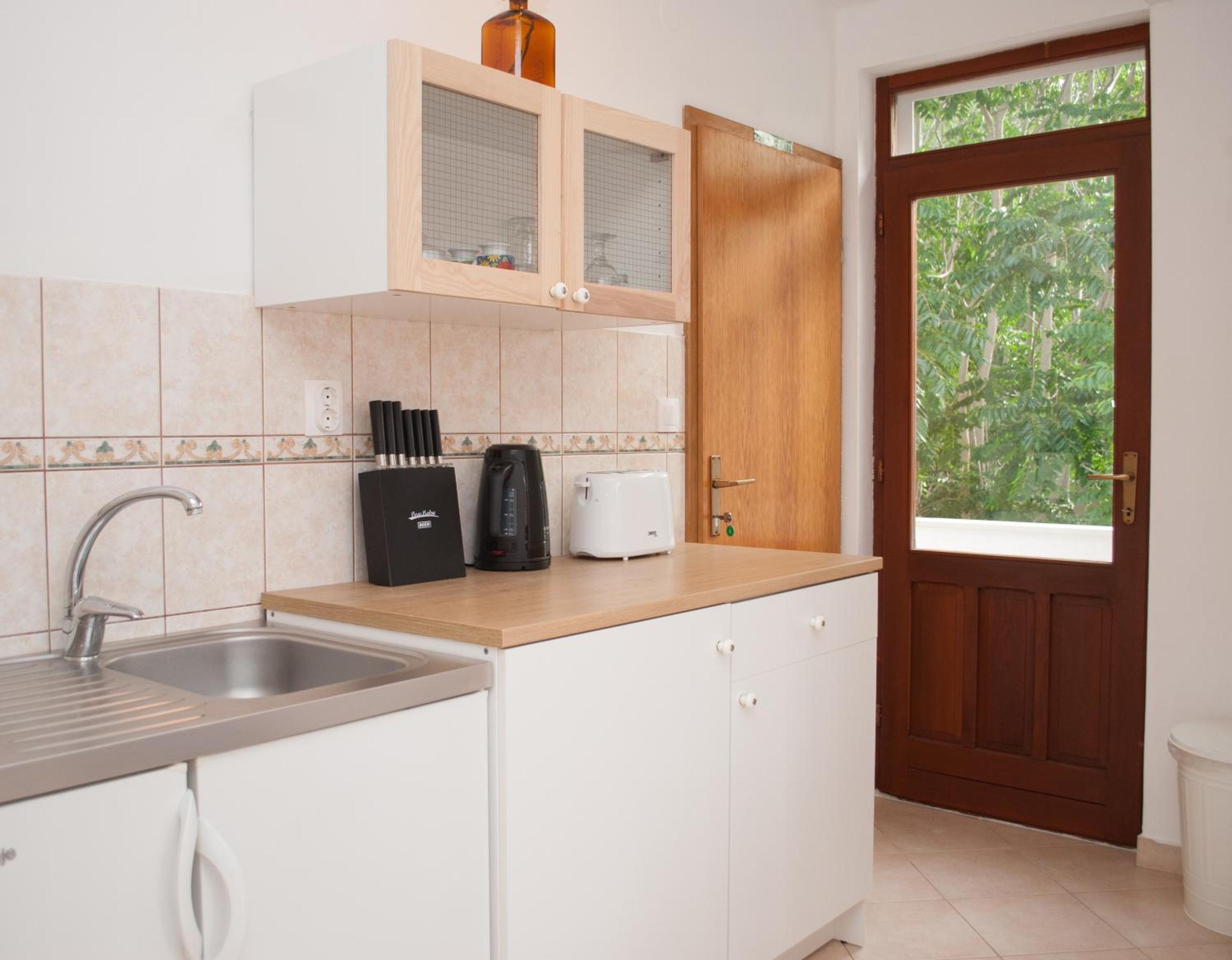 Studio with Balcony - Photo 9