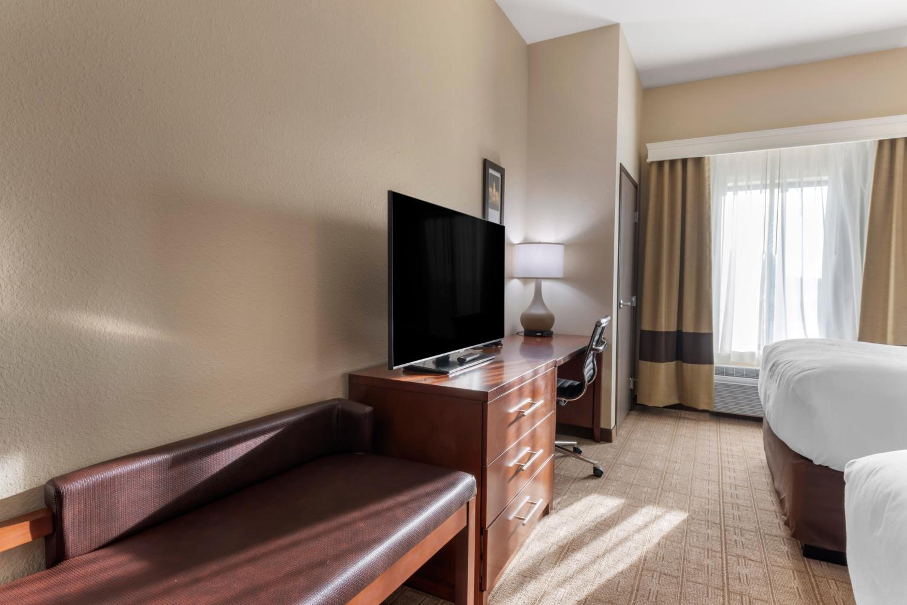 Standard Queen Room with Two Queen Beds - Non Smoking  - Photo 4