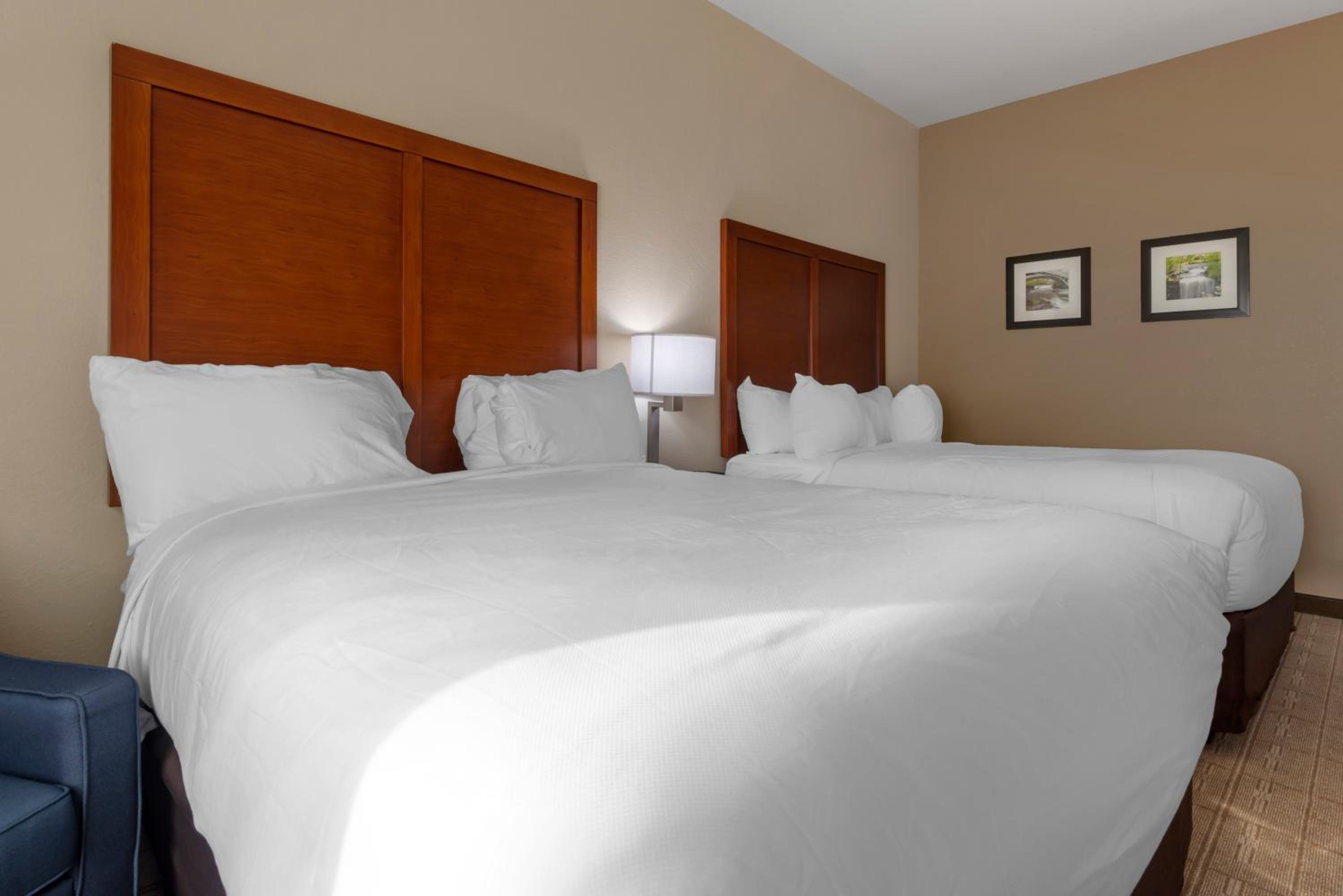 Standard Queen Room with Two Queen Beds - Non Smoking  - Photo 5