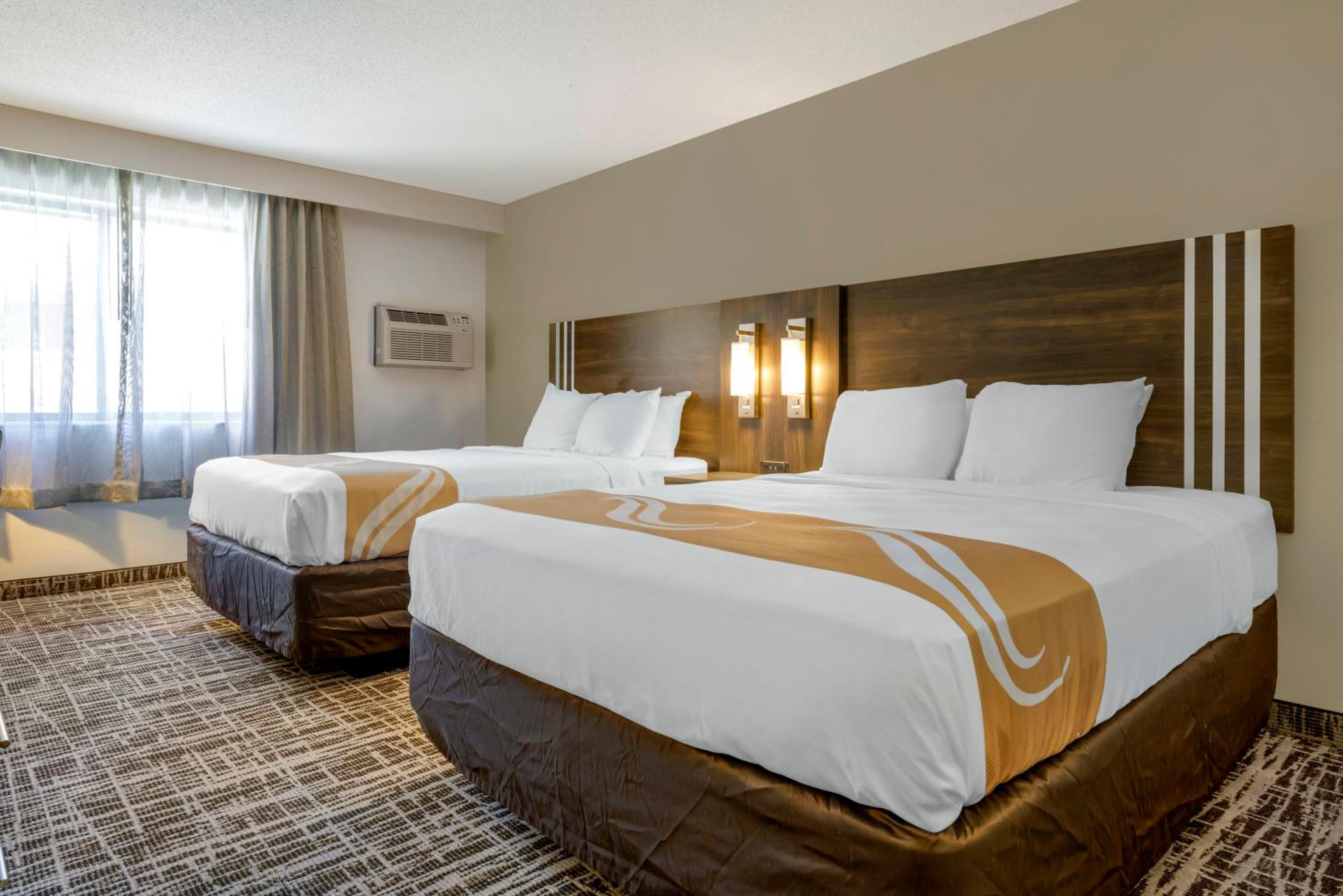 Queen Room with Two Queen Beds - Non-Smoking - Photo 5