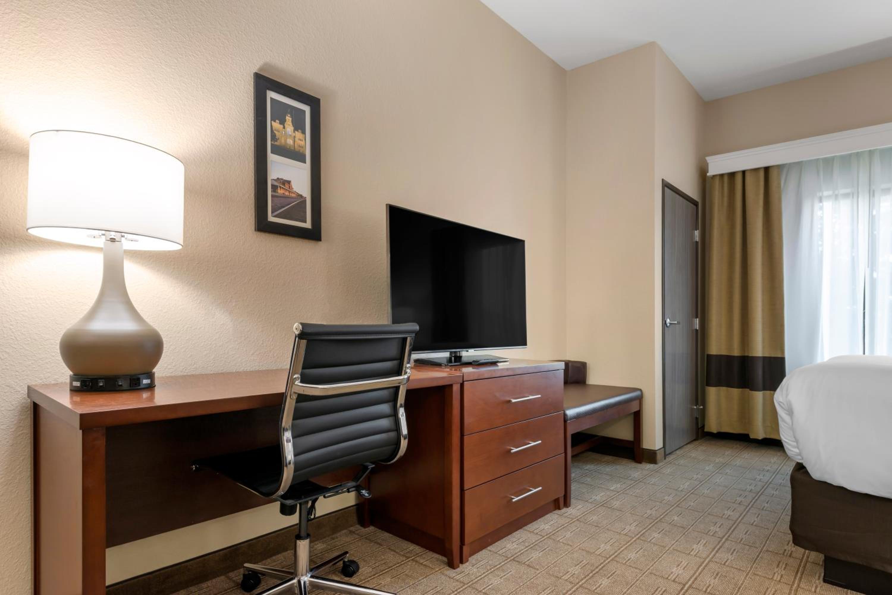 King Suite with Sofa Bed - Non Smoking - Photo 3