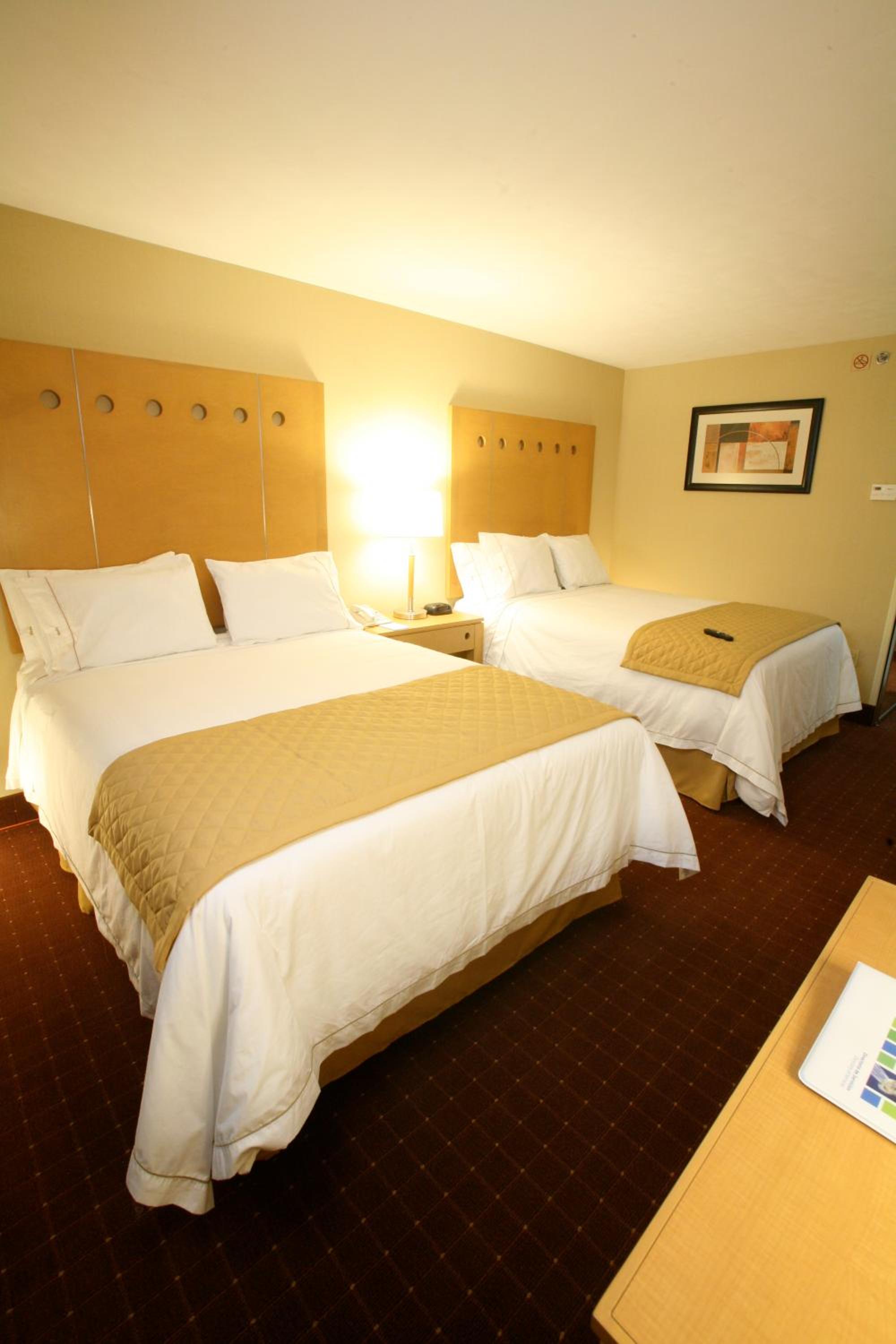 Standard Room with Two Queen Beds - Photo 5