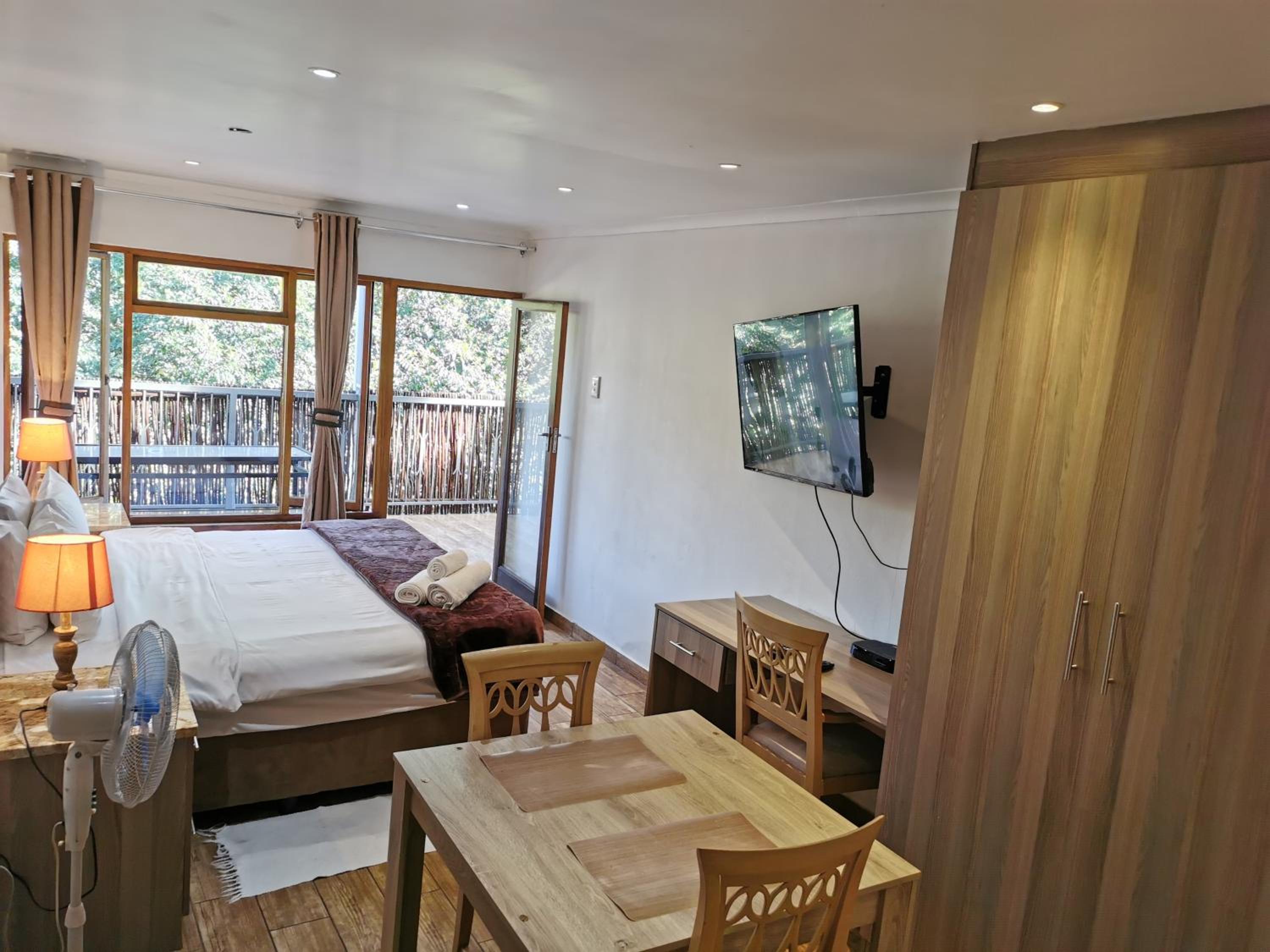 Studio with Balcony - Photo 3
