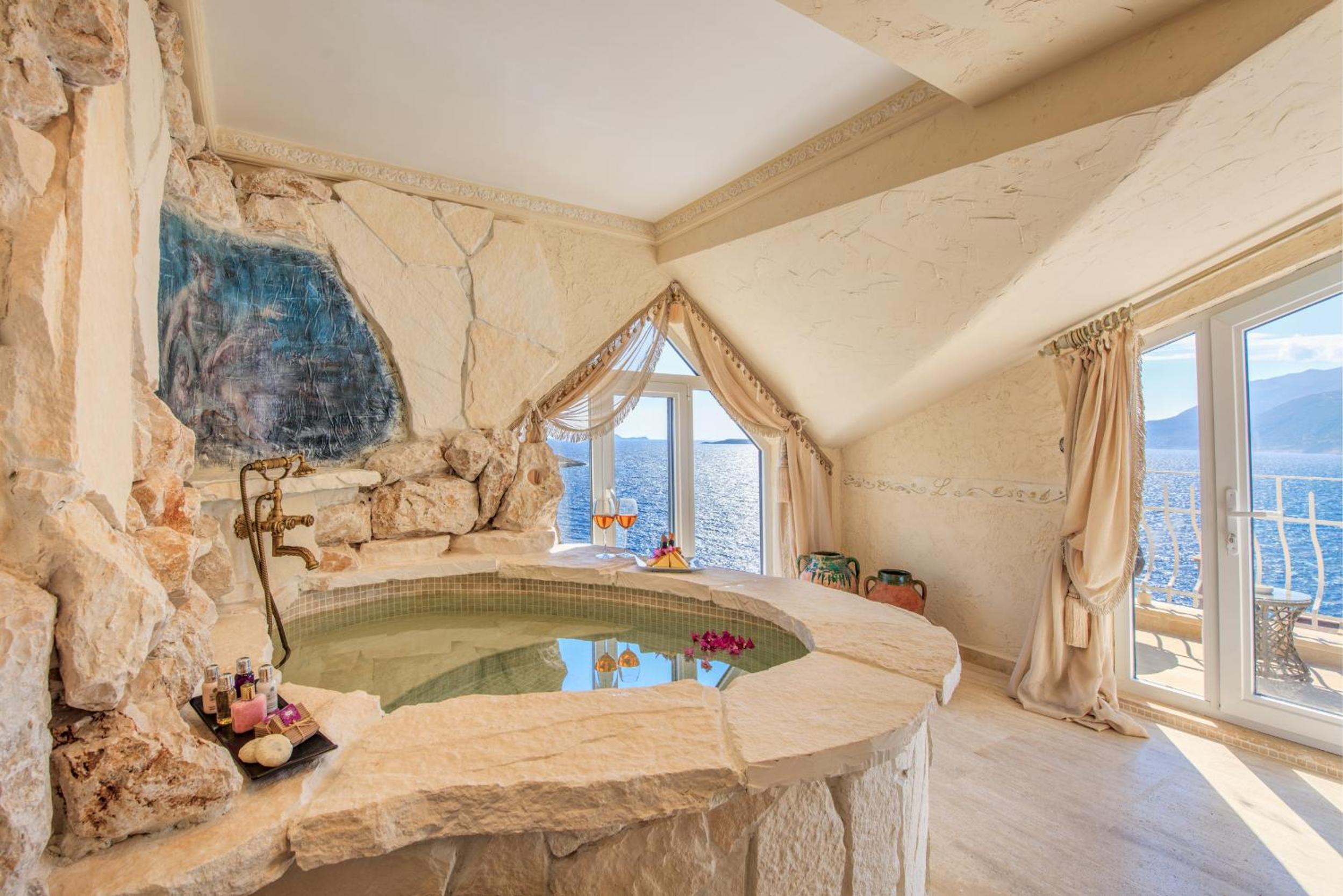 Deluxe Suite with Sea View - Photo 11