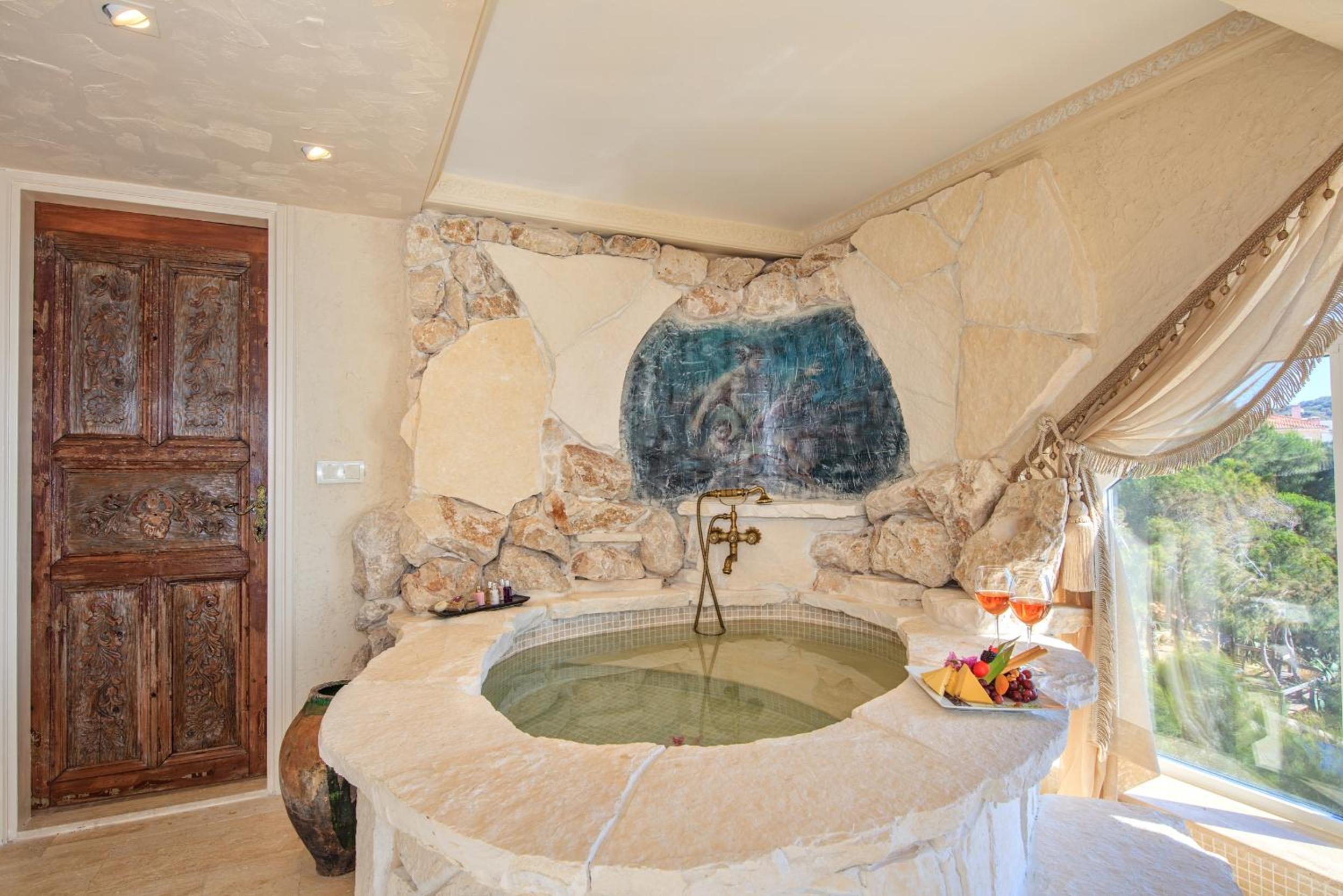 Deluxe Suite with Sea View - Photo 8