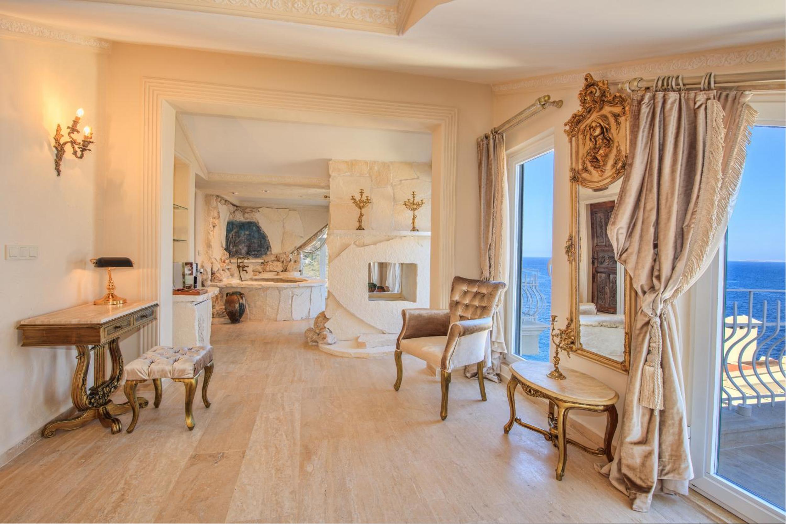 Deluxe Suite with Sea View - Photo 1