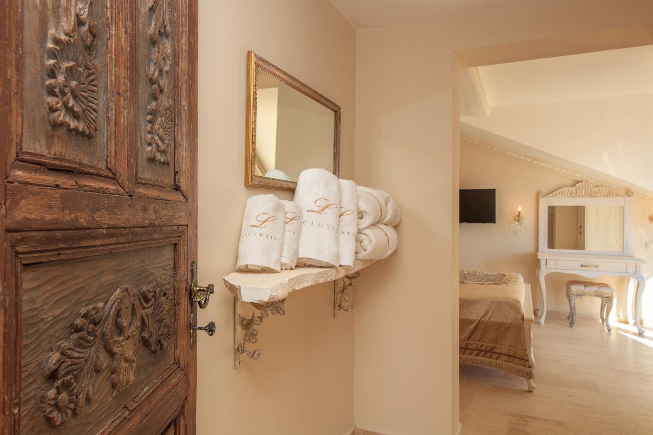 Deluxe Suite with Sea View - Photo 4