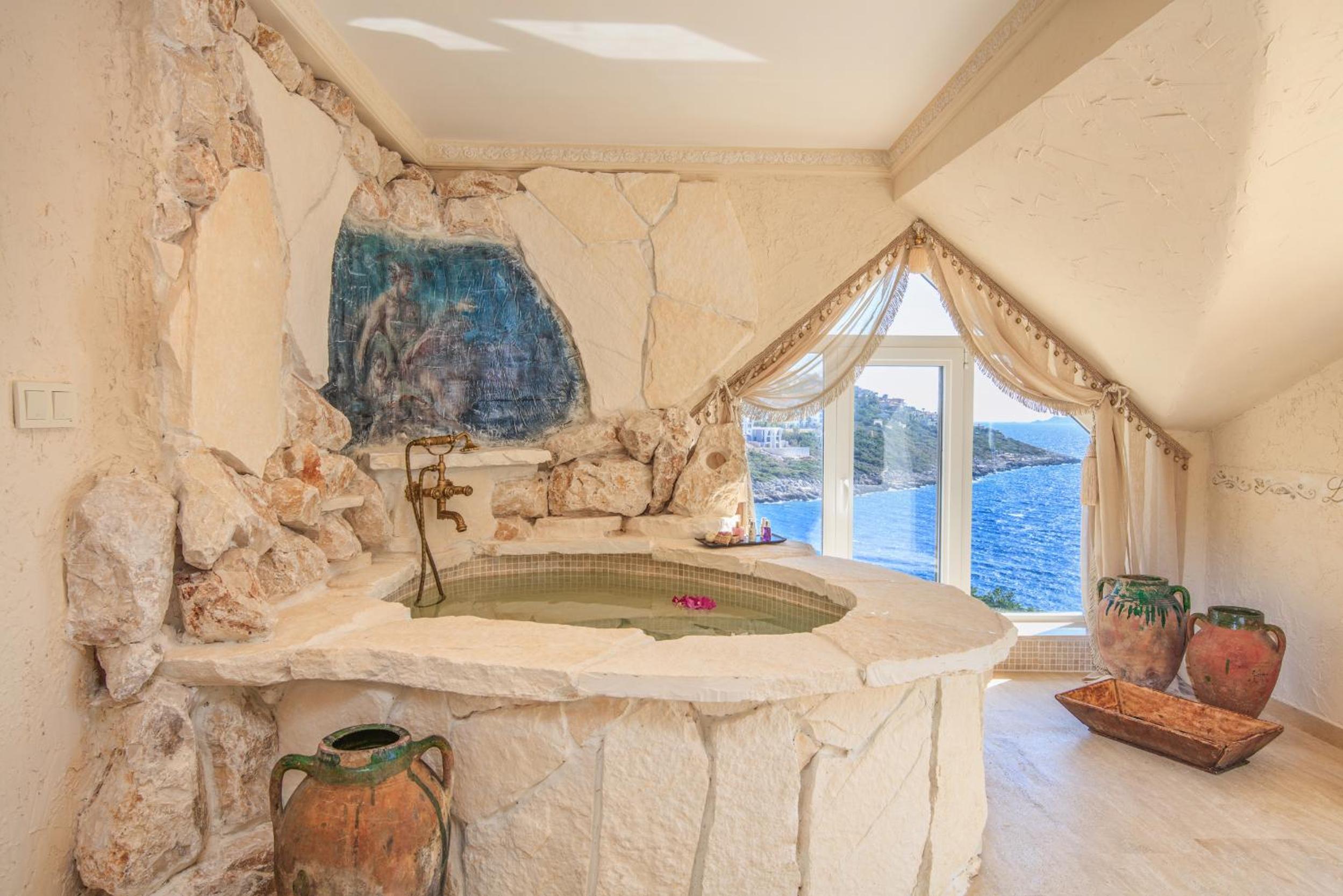 Deluxe Suite with Sea View - Photo 10